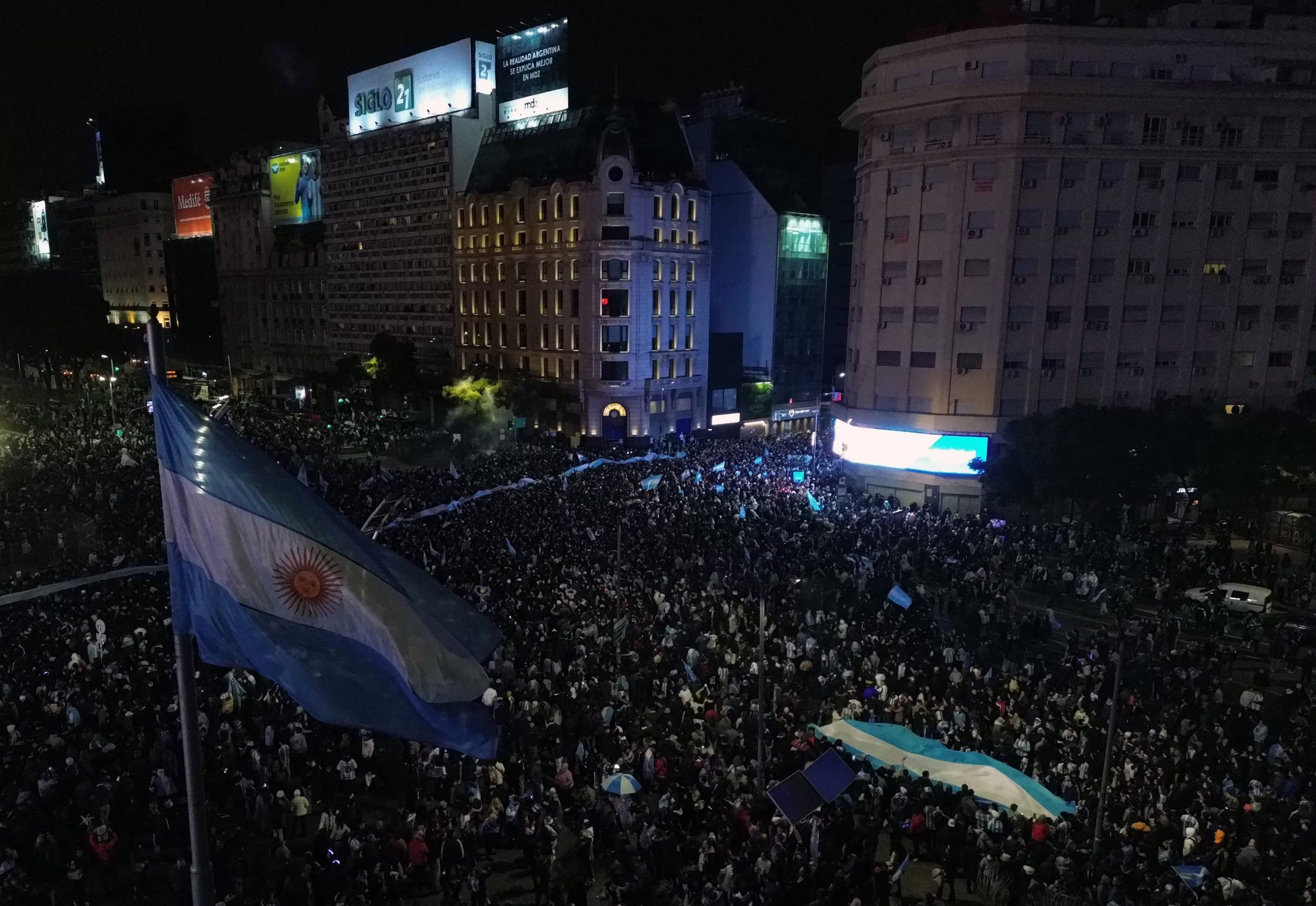 Las calles aledañas al Obelisco se llenan de cánticos y banderas argentinas tras el partido
