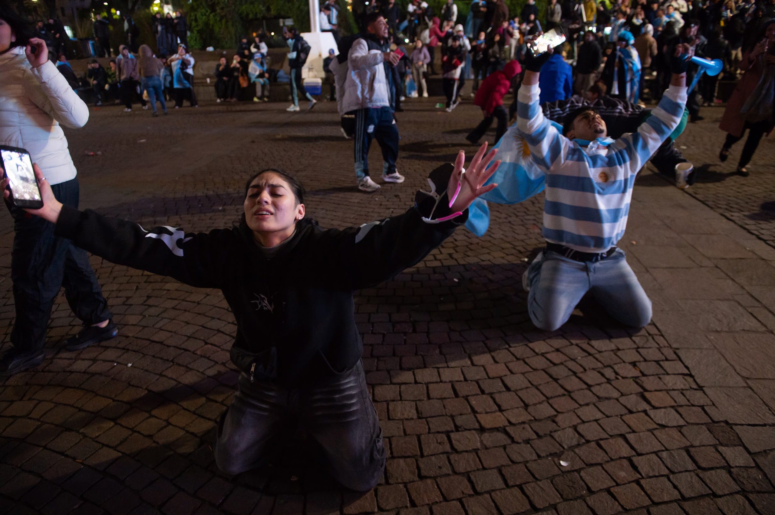 Los hinchas festejaron y agradecieron de rodillas el triunfo de la Selección argentina 
