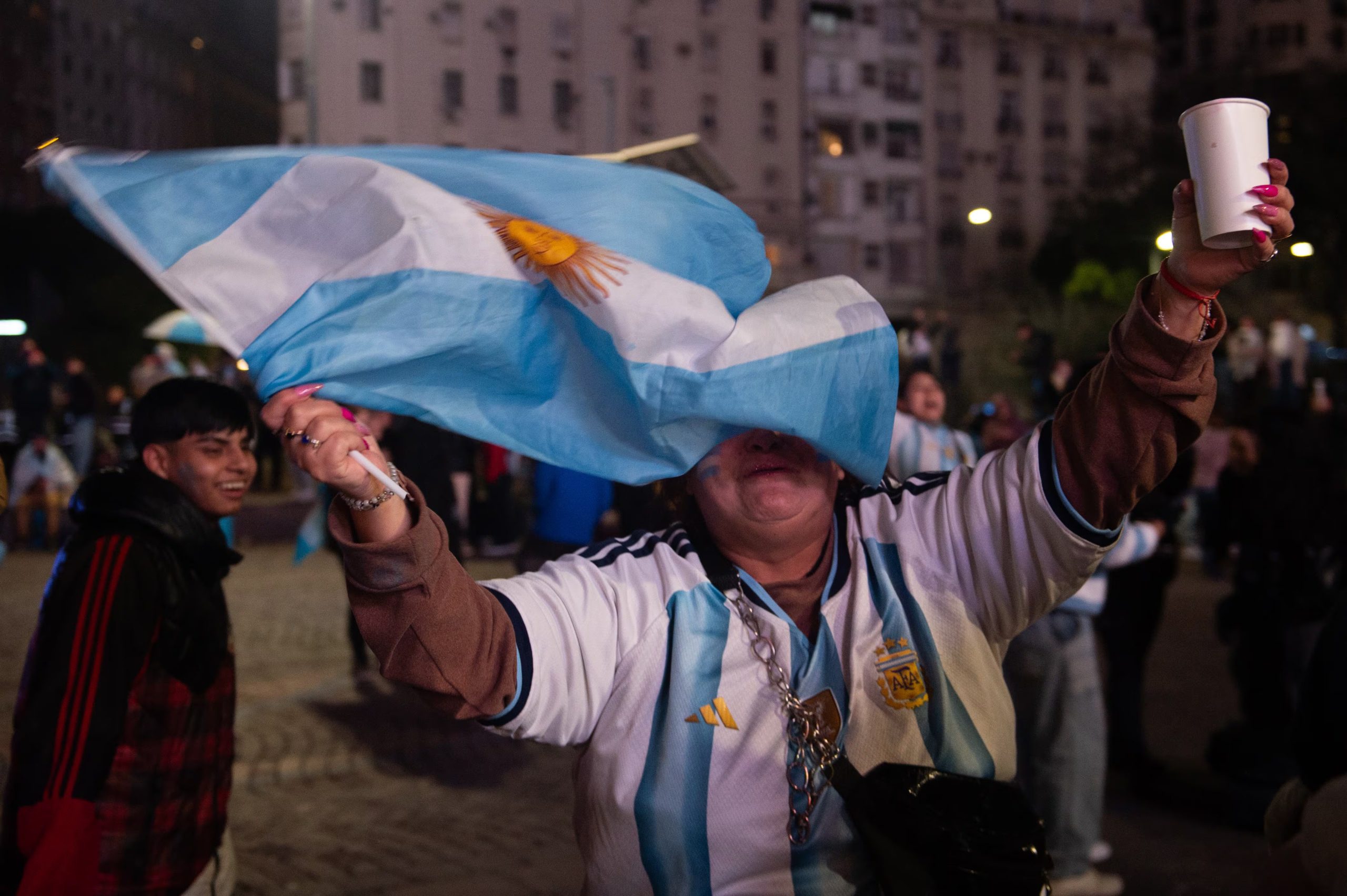 Grupos de amigos y familias celebran la victoria de Argentina