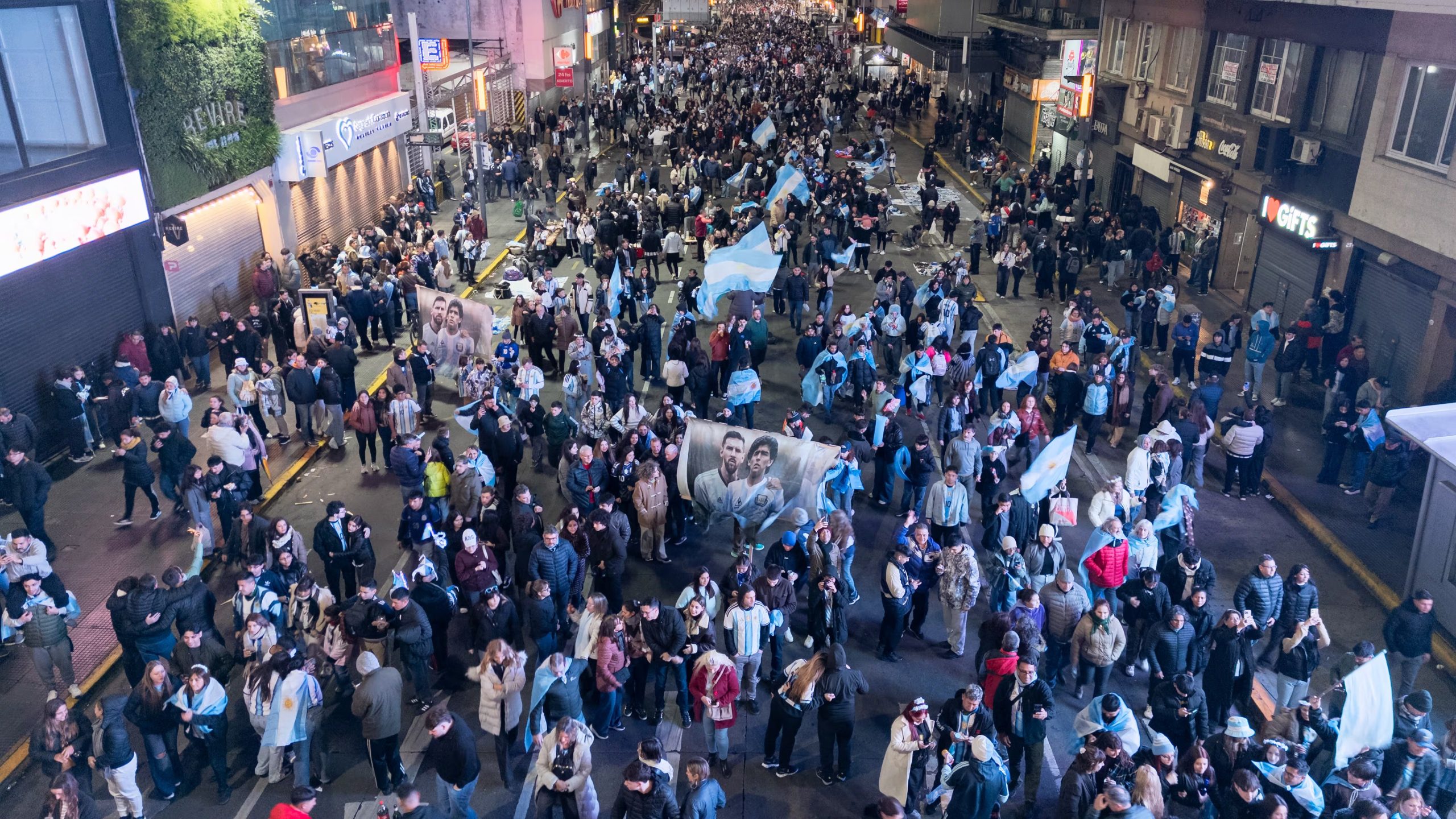 Los hinchas colmaron las calles céntricas (Foto: Jaime Olivos)