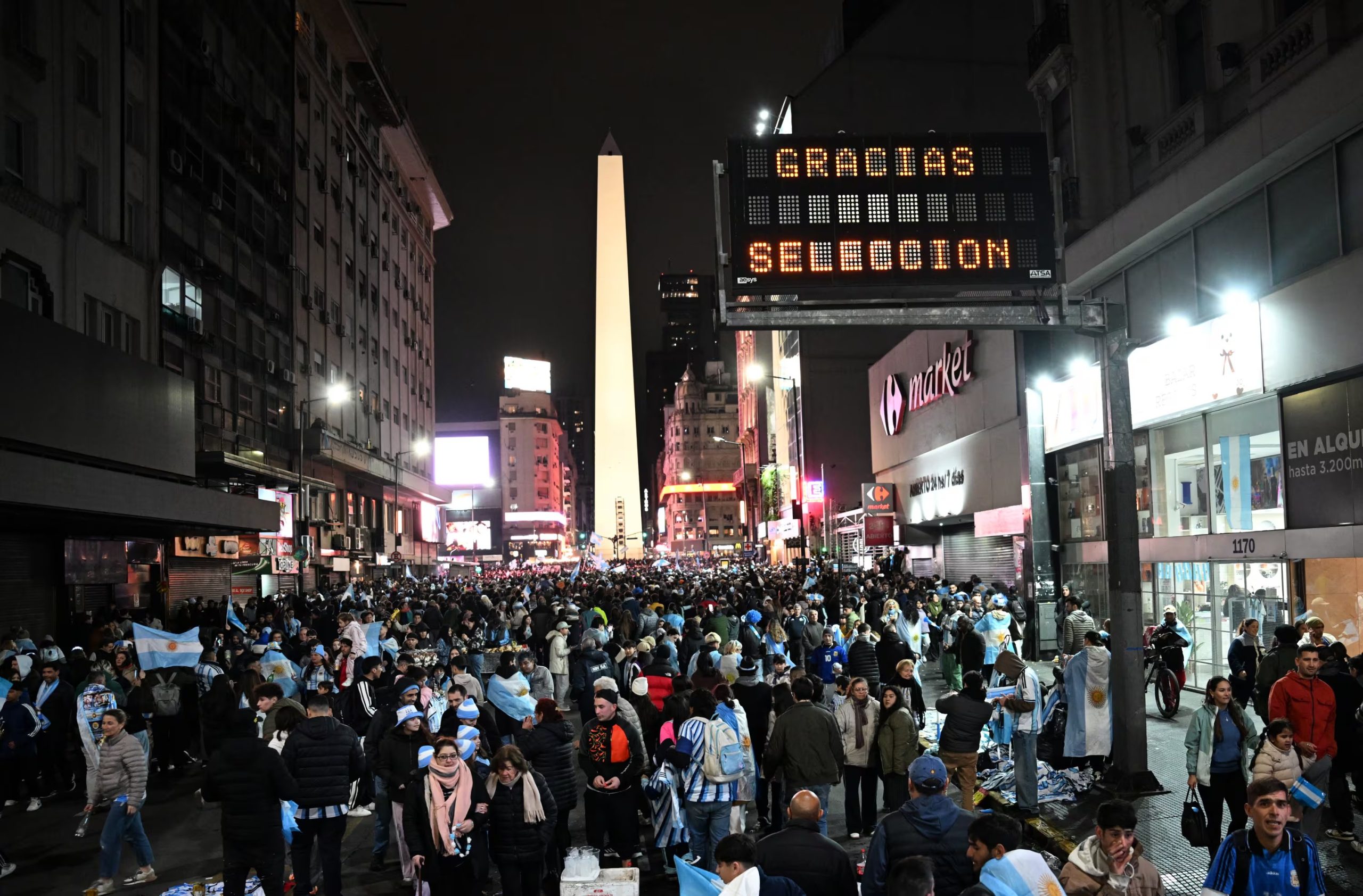 El Obelisco rodeado de una multitud que celebra el pase de Argentina a semifinales