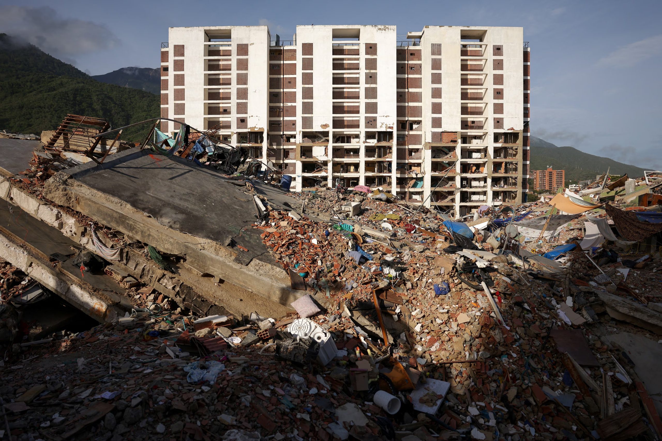Una vista de los edificios derrumbados, tras los terremotos del 24 de junio, en La Guaira, Venezuela, 13 de julio de 2026. REUTERS/Gaby Oraa