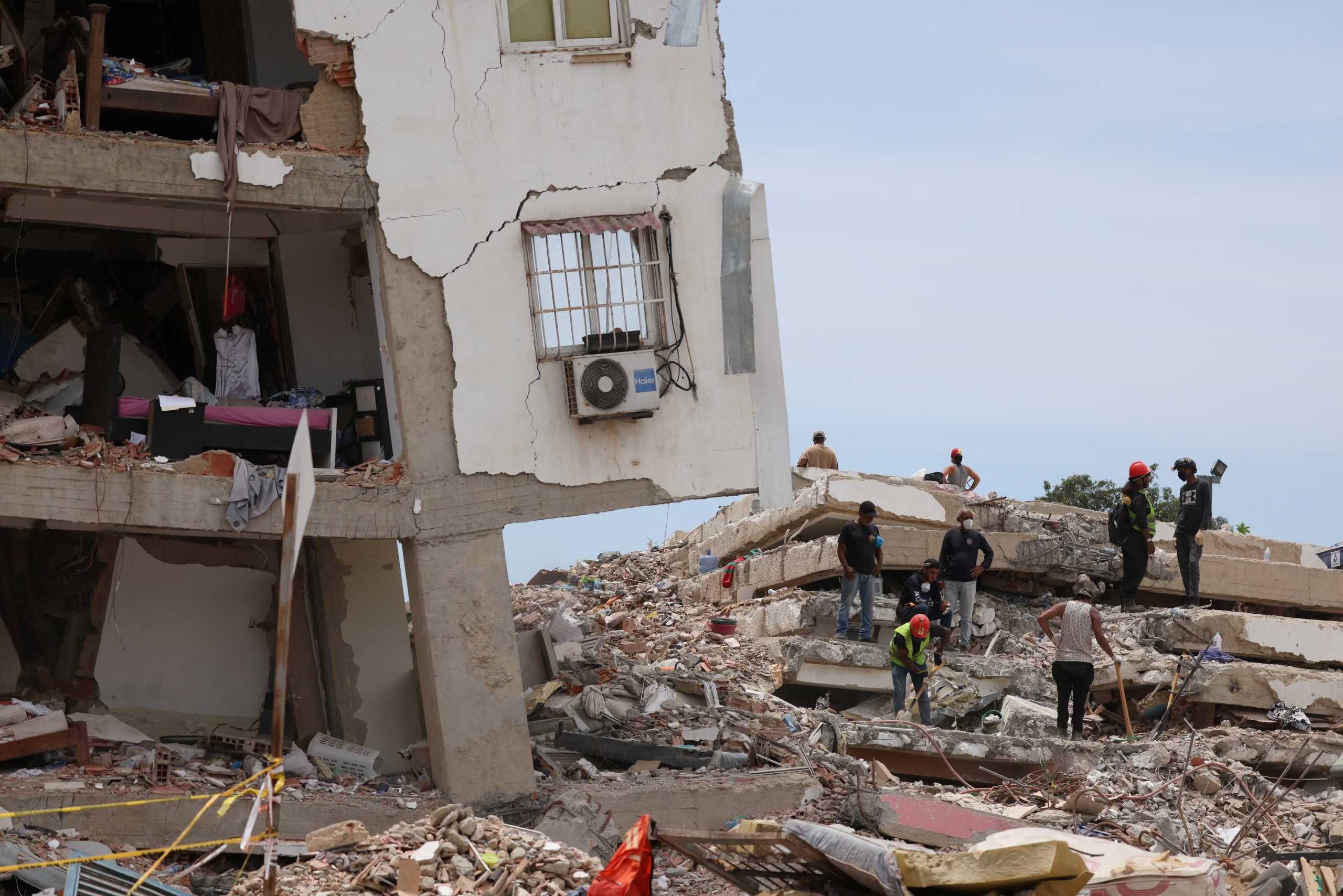Habitantes buscan entre los escombros en Catia La Mar, una de las zonas afectadas por los terremotos del 24 de junio (REUTERS/Leonardo Fernandez Viloria)