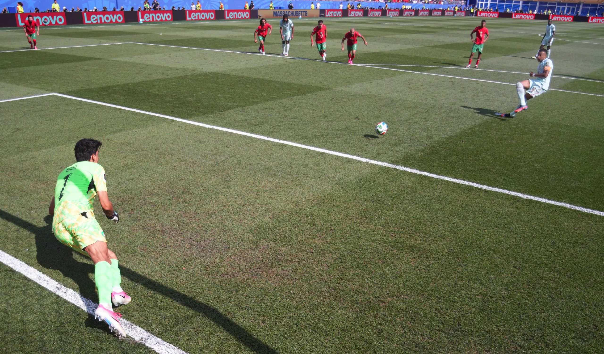 Bounou atajó un penal a Mbappé en los cuartos de final del Mundial 2026, el primero que el delantero francés falló en una Copa del Mundo (REUTERS/Omar Aziz)
