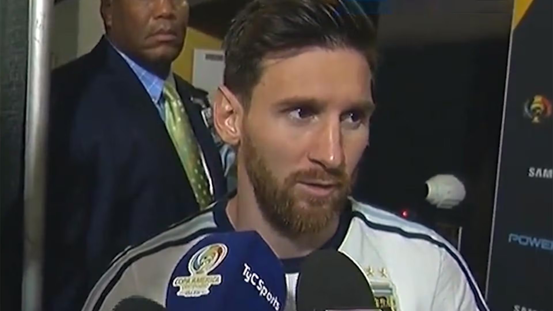 Messi enfrenta los micrófonos y anuncia que se retira de la Selección. Fue hace 10 años
