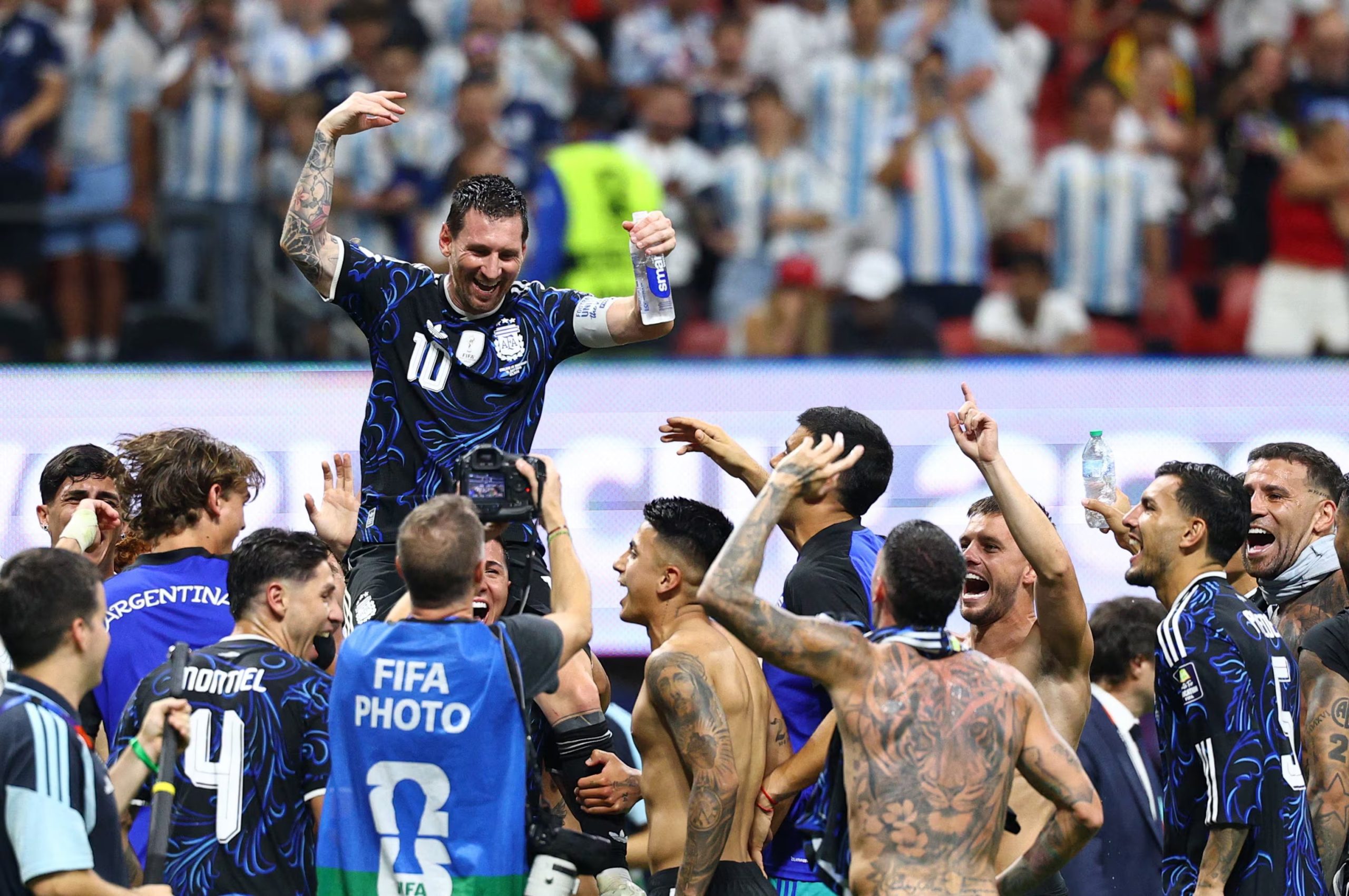 Messi y sus compañeros festejando el épico triunfo frente a Inglaterra (Foto Reuters/Nathan Ray Seebeck)