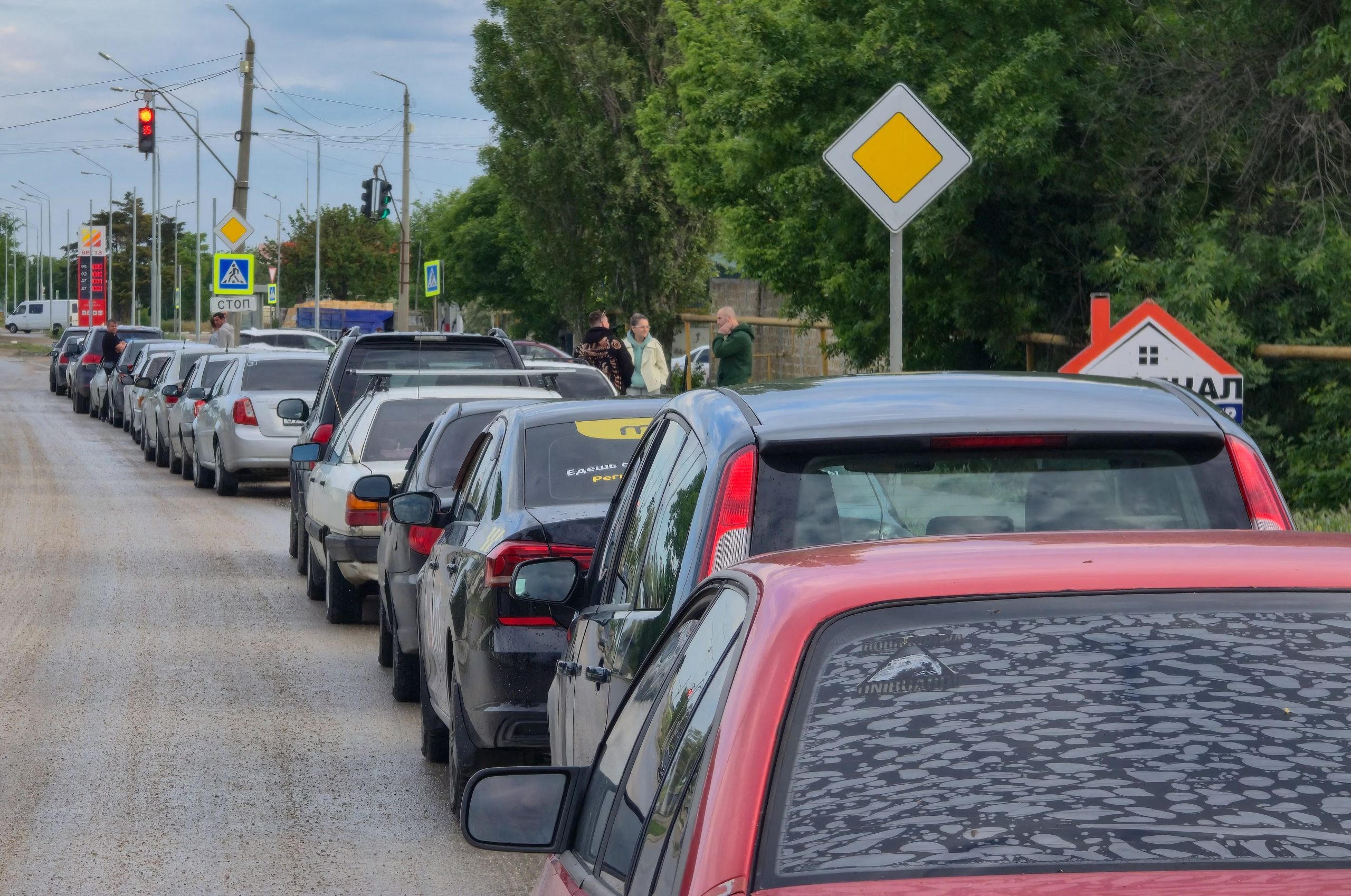 Automóviles hacen fila para repostar en una gasolinera después de que las autoridades restringieran la venta de combustible debido a la escasez de suministro en la ciudad turística de Yevpatoria, en el mar Negro (Crimea) (REUTERS/Alexey Pavlishak)