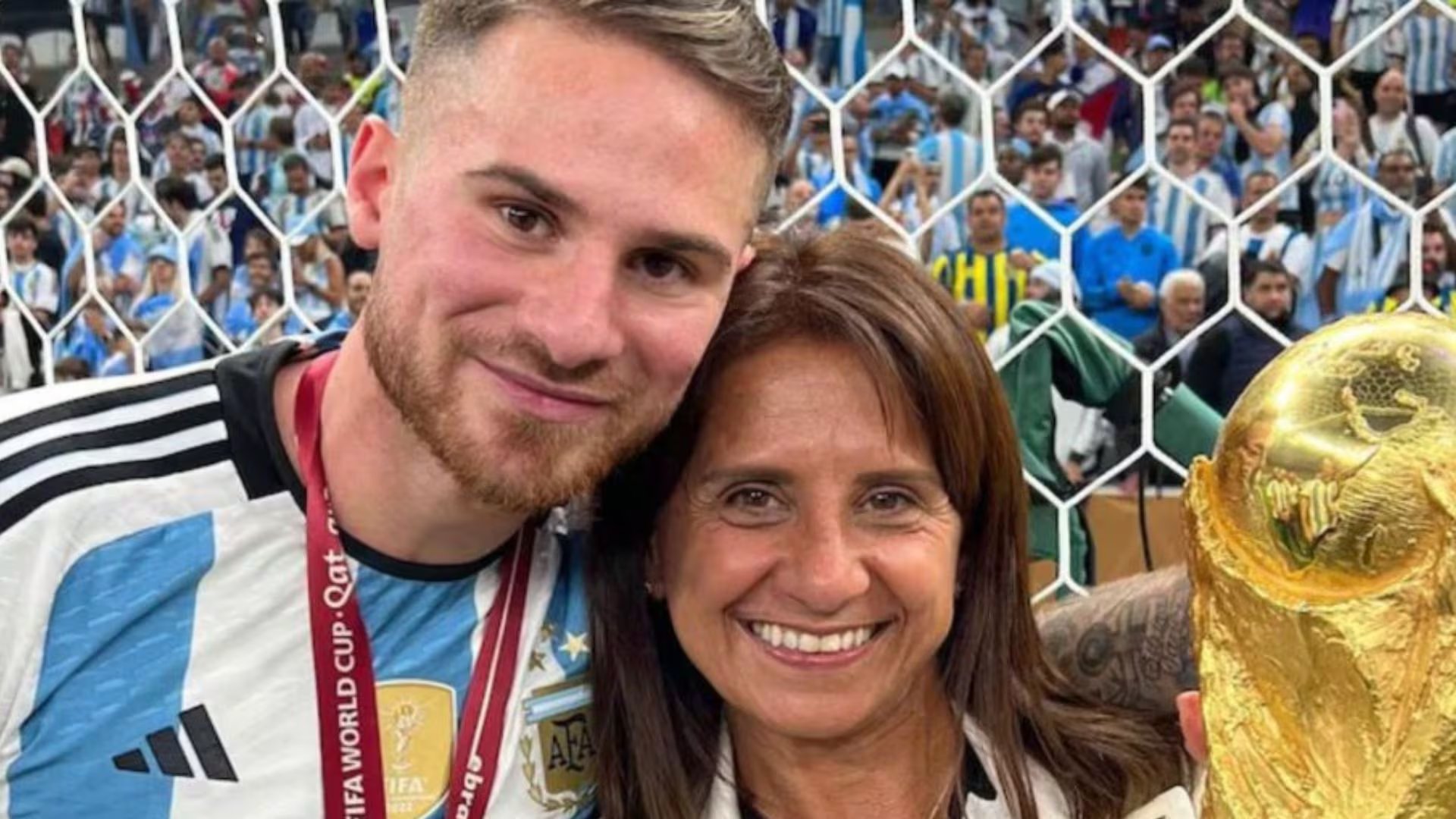 Alexis Mac Allister mantuvo la necesidad de sentir a su familia cerca incluso después de consolidarse en Europa y ganar la Copa del Mundo con la selección argentina (Infobae en Vivo)