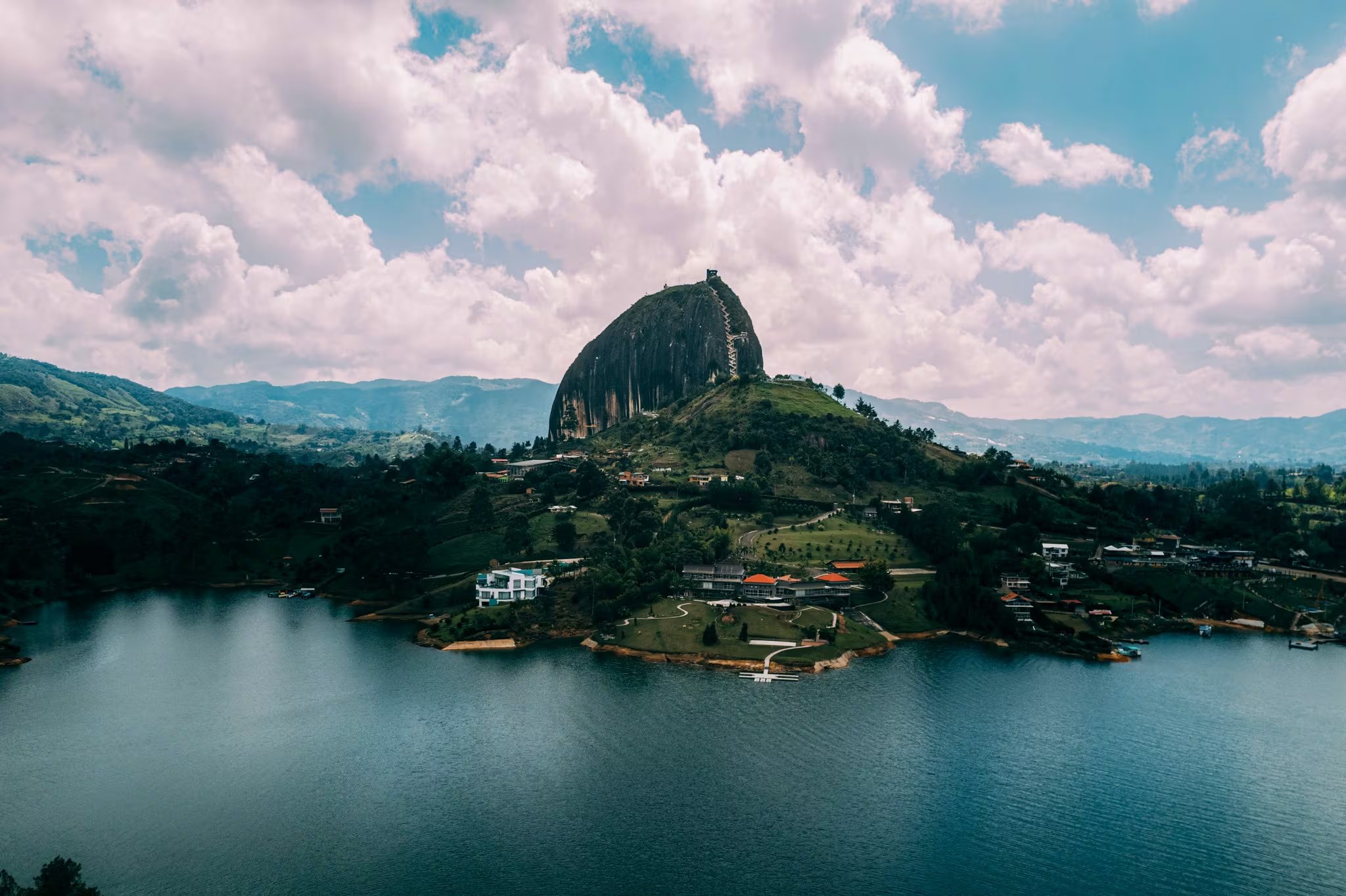 Guatapé es una de las alternativas colombianas para conectar con la naturaleza. - crédito La Piedra Del Peñol de Guatapé / Facebook
