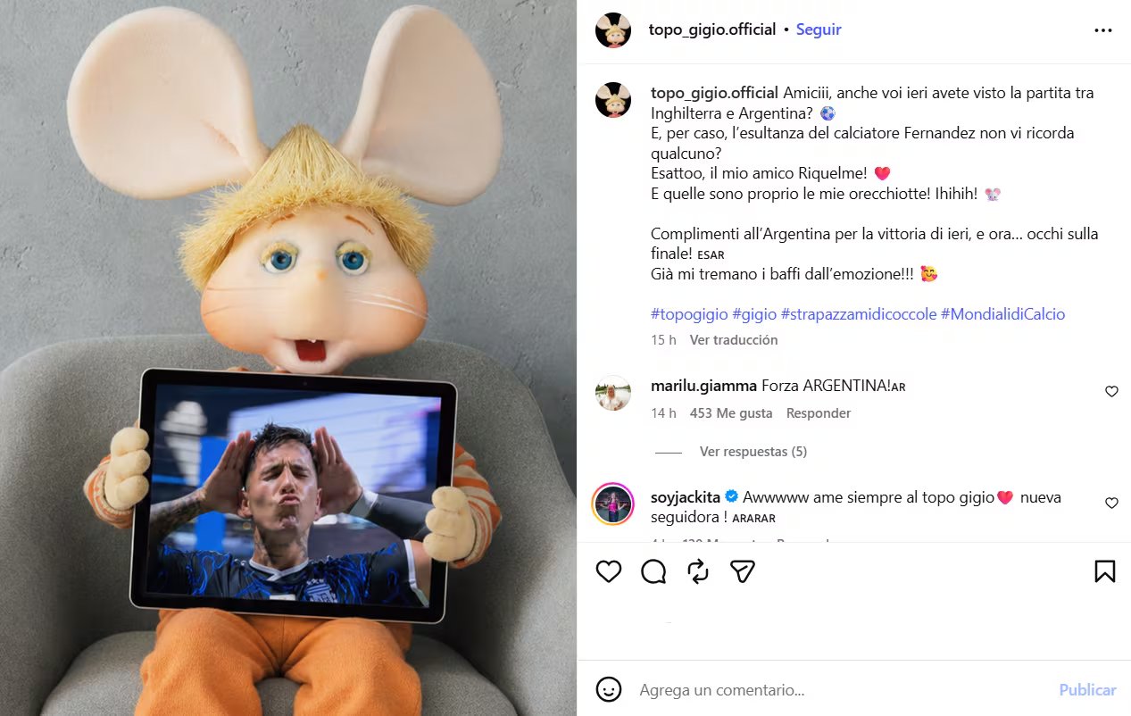 El personaje italiano vinculó el gesto de Enzo Fernández con Juan Román Riquelme y afirmó: “Esas son justamente mis orejitas”