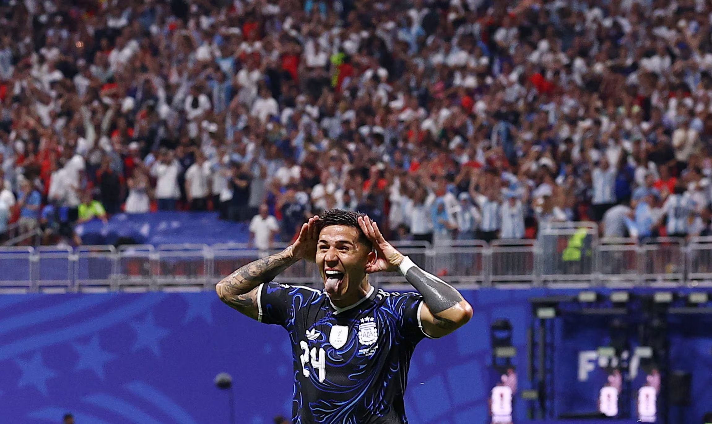 Enzo Fernández marcó el 1-1 ante Inglaterra a los 85 minutos con un derechazo desde afuera del área y celebró con el Topo Gigio (REUTERS/Agustin Marcarian)
