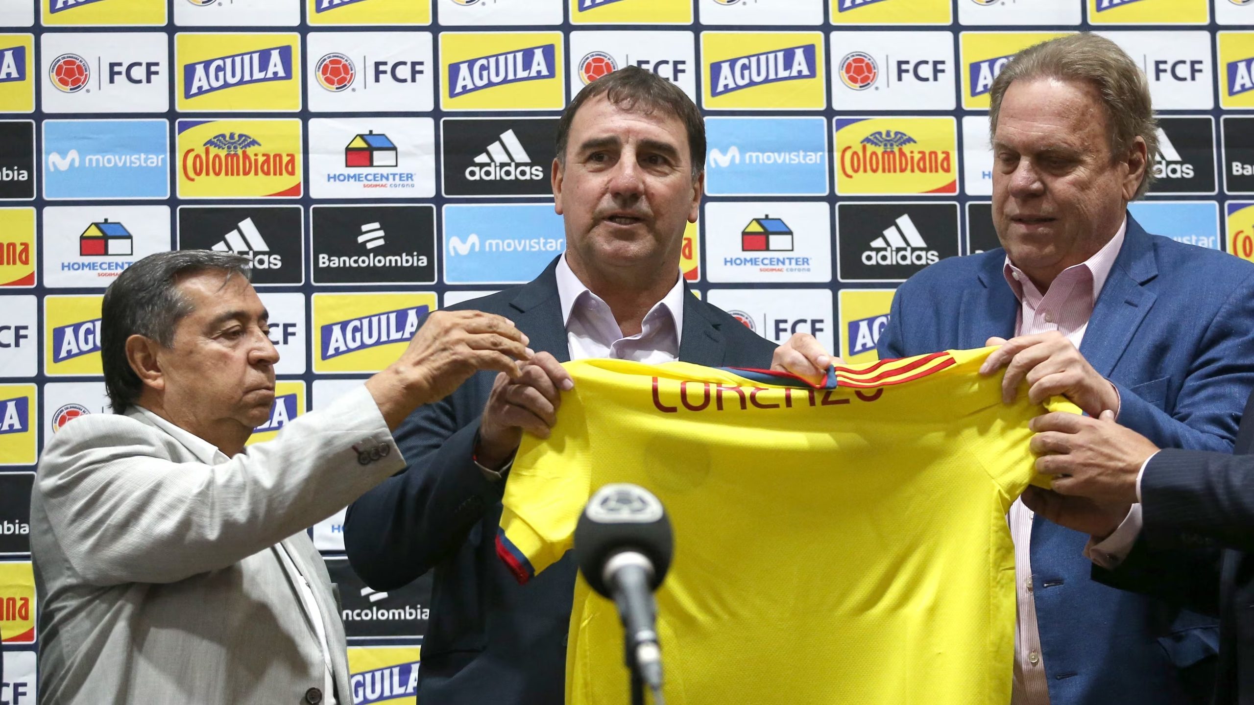 Álvaro González y Ramón Jesurún, durante la presentación de Néstor Lorenzo en la Selección Colombia en 2022 - crédito Luisa González/REUTERS