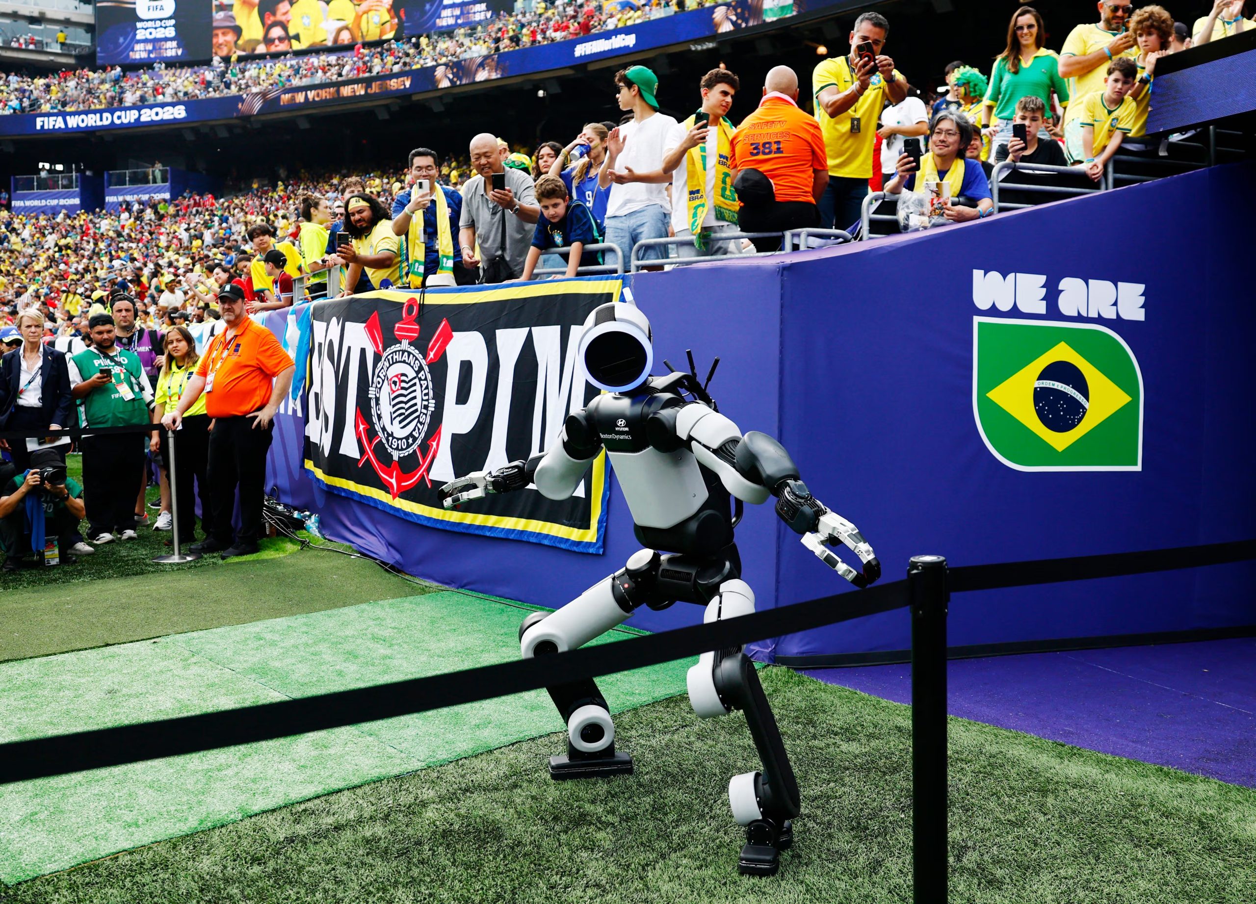 El robot ejecutó celebraciones de figuras como Matheus Cunha y Erling Haaland gracias a la tecnología de retargeting, que adapta movimientos humanos (REUTERS/Jeenah Moon)