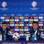Scaloni y Dibu Martínez: la tradición que se repite antes de la final