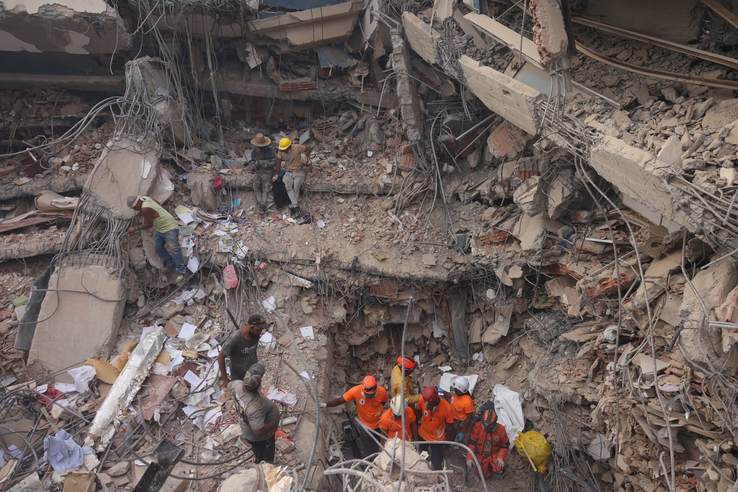 Los equipos de rescate registran los escombros tras los terremotos del 24 de junio en Caraballeda, estado de La Guaira (Venezuela), el 9 de julio de 2026 (REUTERS/Leonardo Fernández Viloria)