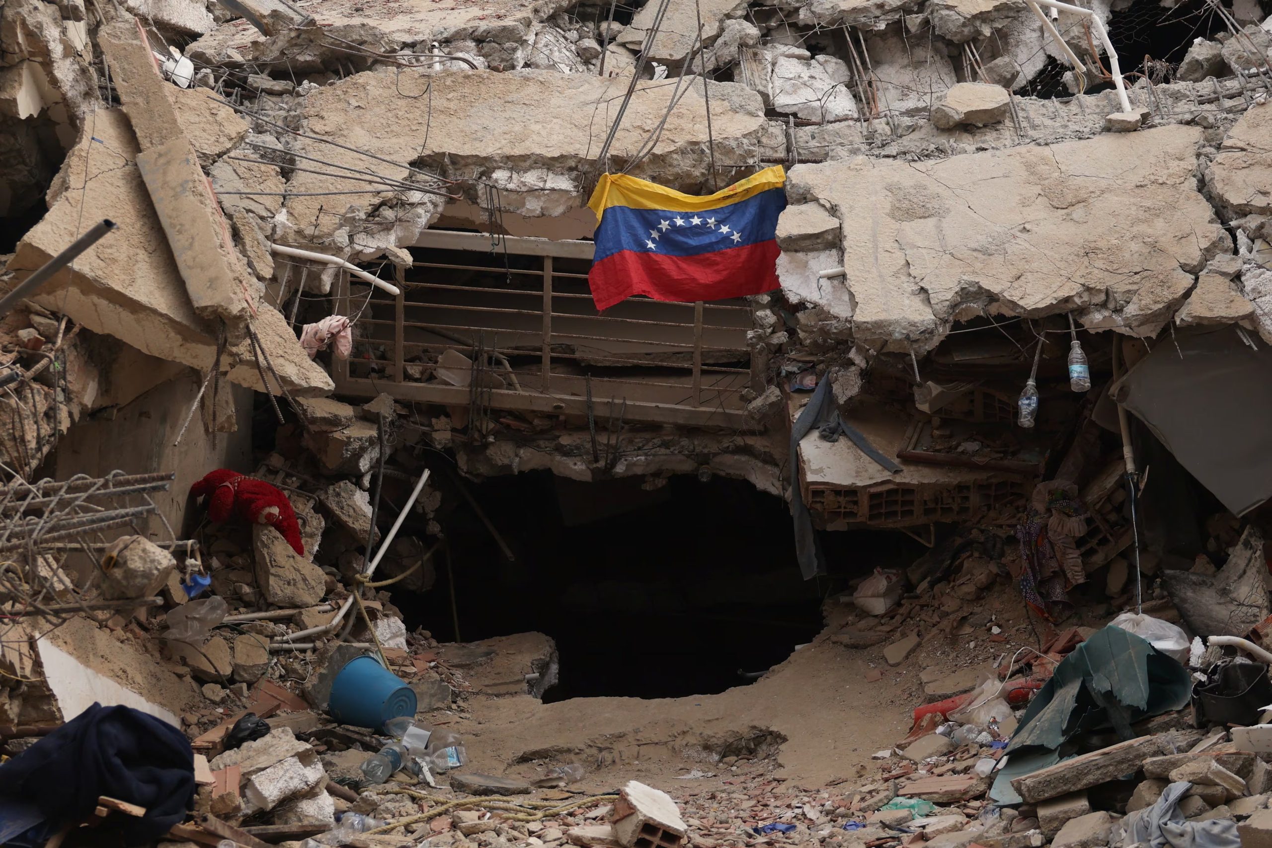 Una bandera venezolana cuelga rodeada de escombros, tras los terremotos del 24 de junio, en Caraballeda, estado de La Guaira, Venezuela, el 9 de julio de 2026 (REUTERS/Leonardo Fernández Viloria)