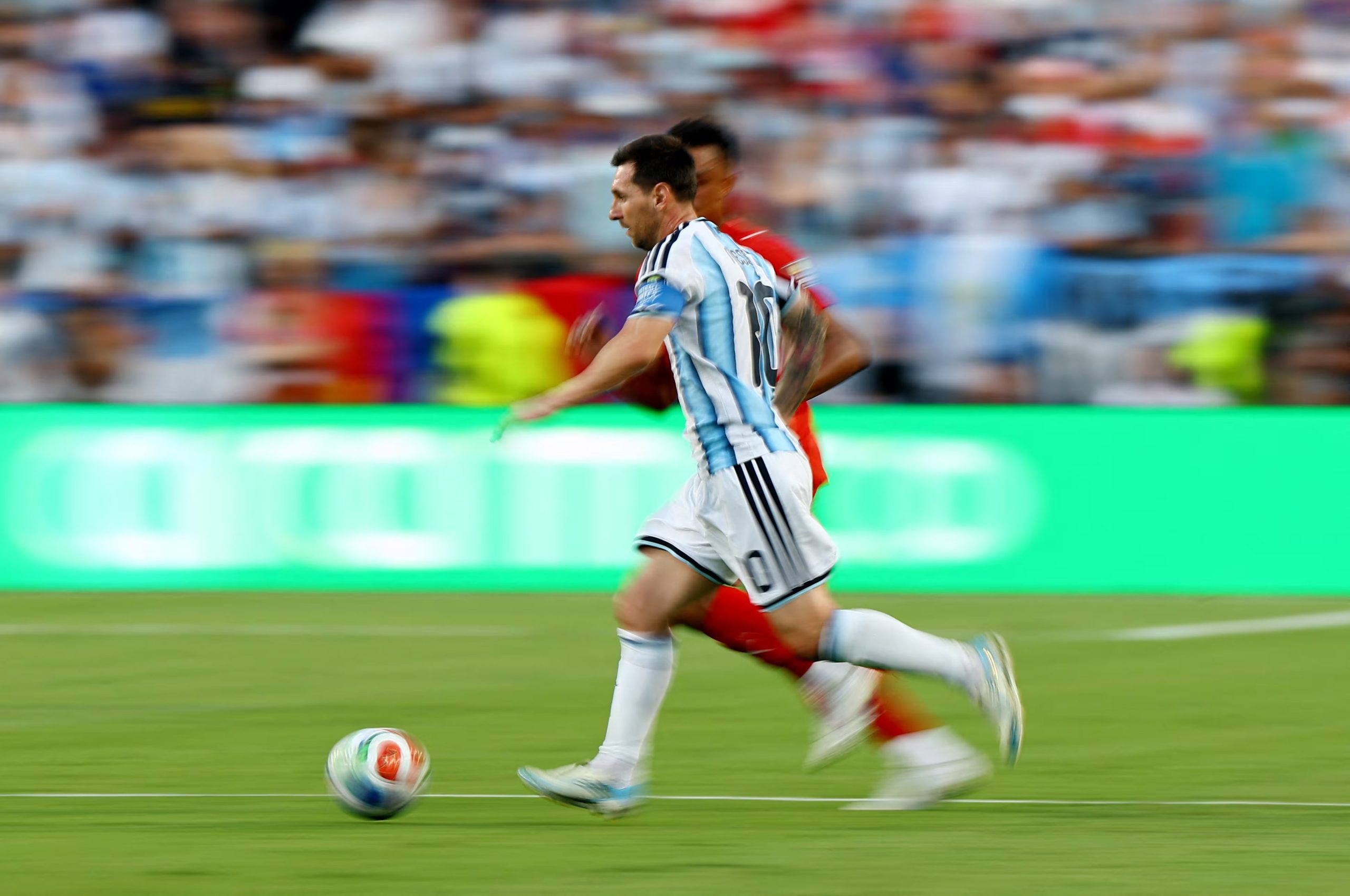 La inteligencia de Messi no reside en la velocidad física, sino en la capacidad de anticipar lo que ocurrirá segundos antes, procesando de manera simultánea la ubicación de los jugadores, la velocidad del balón y la dinámica del partido, factores que le permiten adelantarse a cualquier situación en la cancha (REUTERS/Agustin Marcarian)