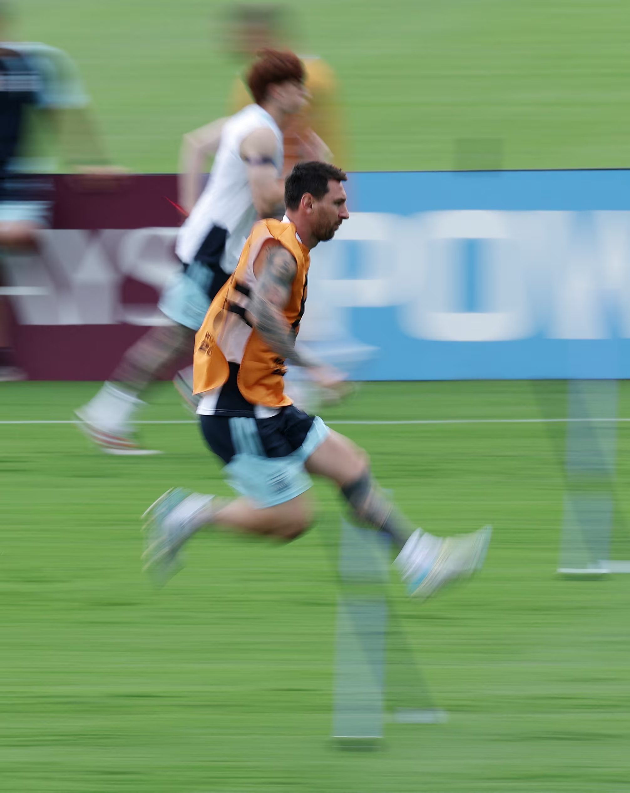 Messi administra su energía de forma estratégica, gracias a una “inteligencia astuta” que le permite intervenir cuando la probabilidad de éxito es mayor, demostrando que su capacidad para interpretar y decidir supera ampliamente a la de otros jugadores con mejores condiciones físicas (REUTERS/Paul Childs)