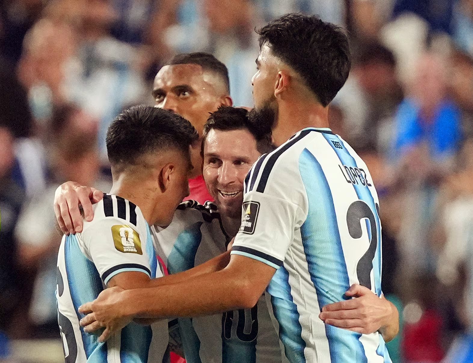En el fútbol de élite, la victoria no depende solo de las piernas, sino de un cerebro entrenado para percibir, anticipar y decidir en fracciones de segundo, una habilidad que Messi desarrolló a través de la plasticidad cerebral, el talento natural y el perfeccionamiento constante en cada entrenamiento (REUTERS/Jay Biggerstaff)
