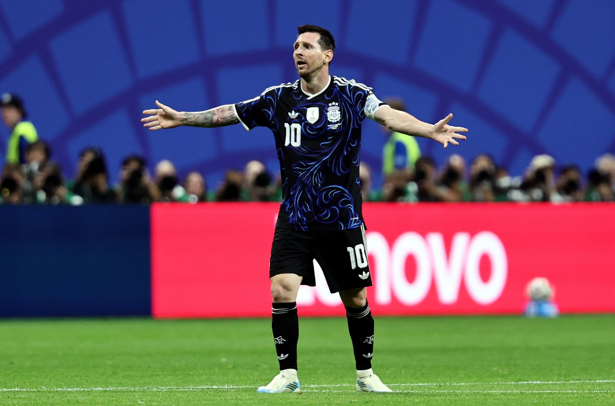 La eficiencia cerebral de Messi reduce el costo físico, ya que se ubica mejor y acelera solo cuando la jugada lo requiere, logrando un equilibrio entre gasto de energía y producción de impacto, algo que los expertos consideran una forma sofisticada de gestión dentro del fútbol profesional (EFE/EPA/RONALD WITTEK)
