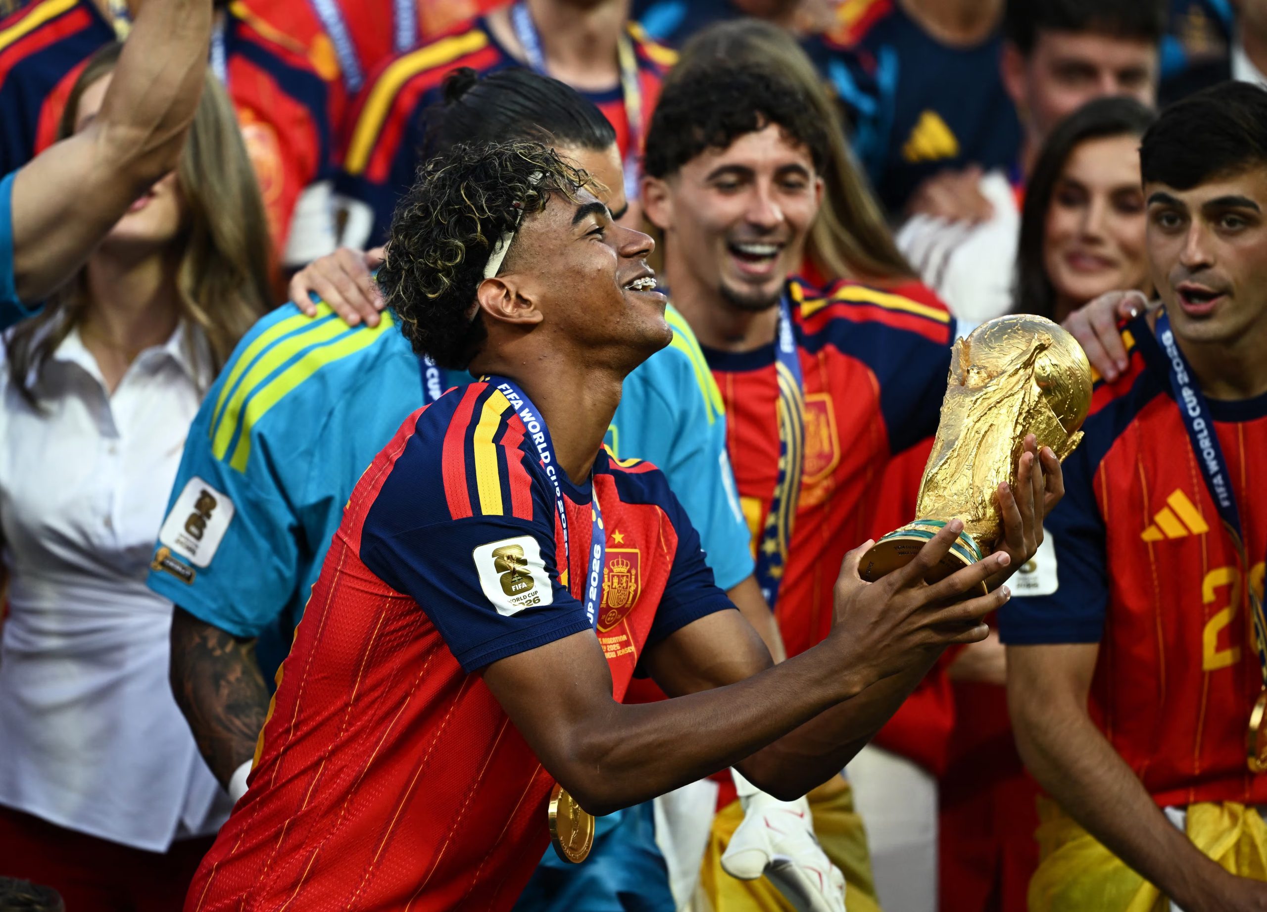 Lamine Yamal celebra tras la entrega del trofeo
