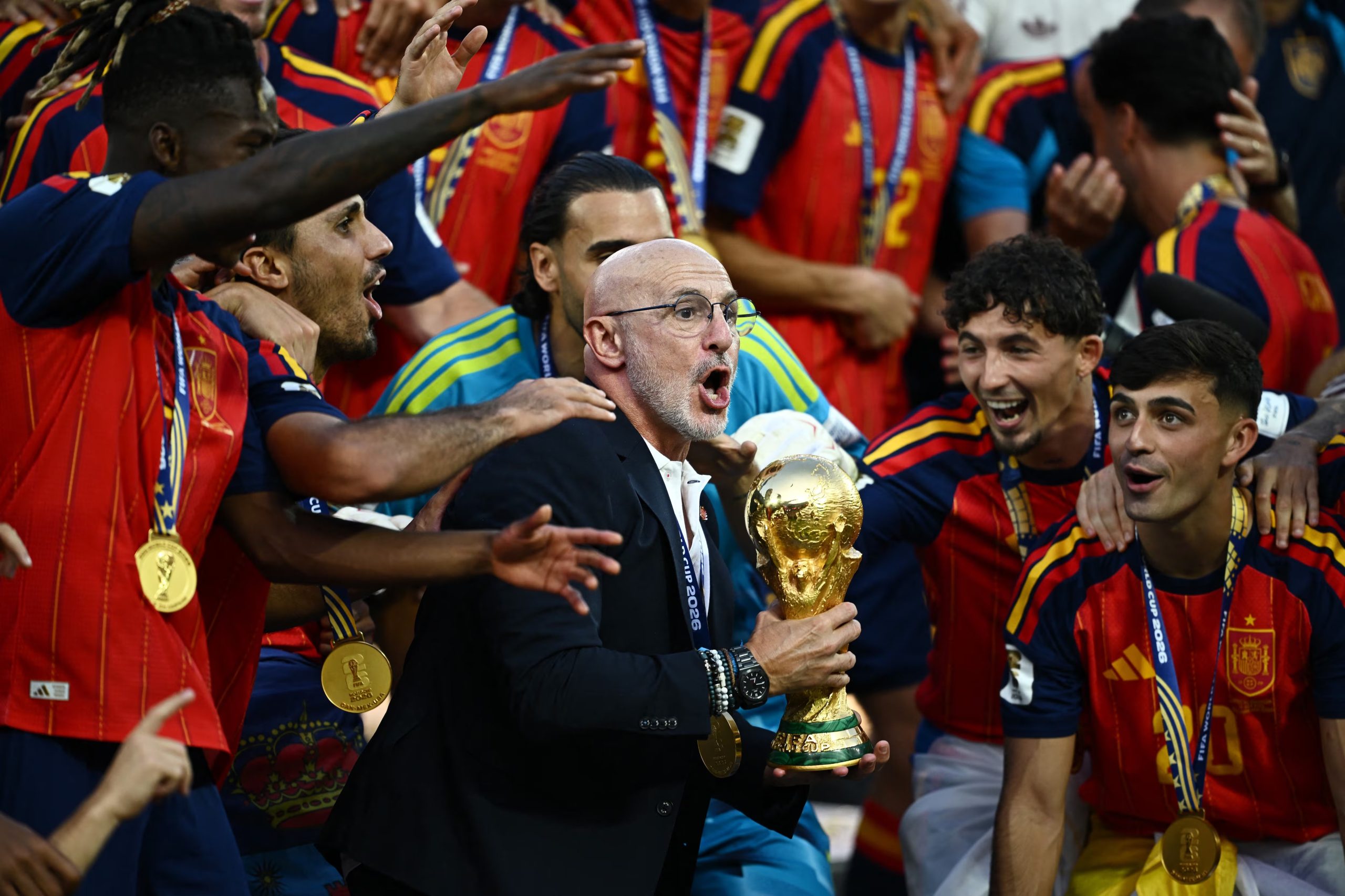 Luis De la Fuente, entrenador de España levanta la copa