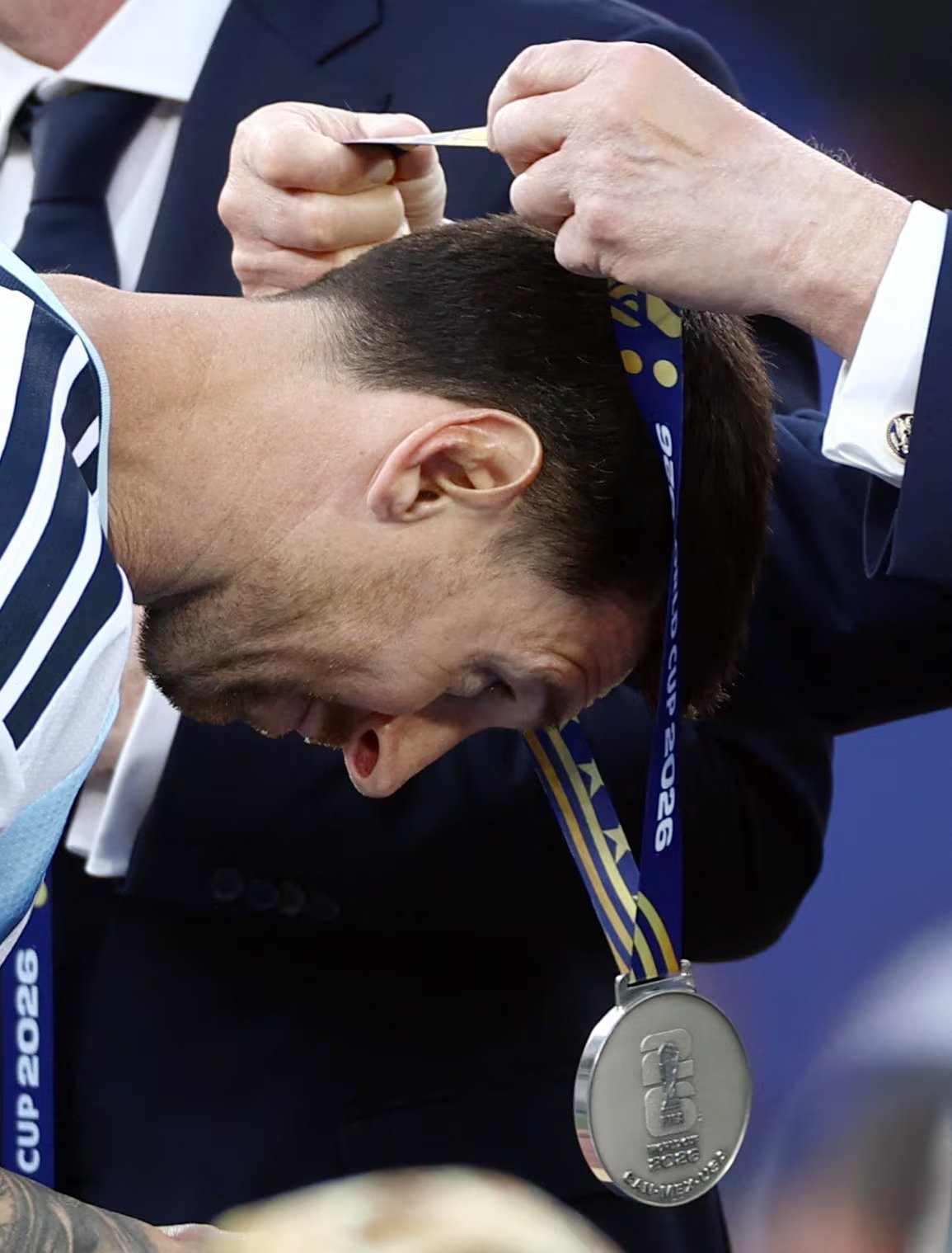 Messi recibe la medalla por el subcampeonato