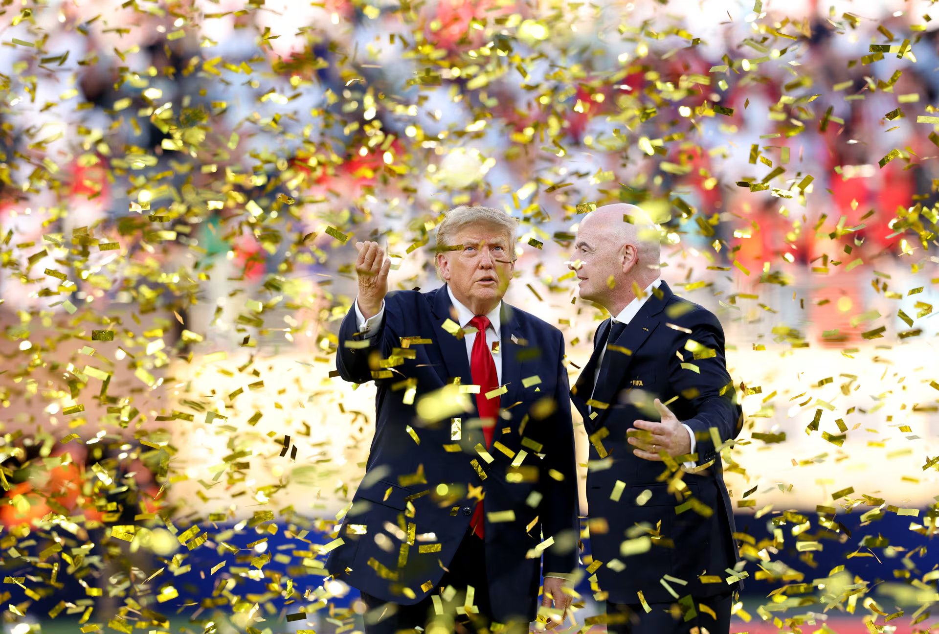 El presidente de Estados Unidos, Donald Trump, y el presidente de la FIFA, Gianni Infantino, observan tras entregar el trofeo de campeón de la Copa Mundial de la FIFA a España 