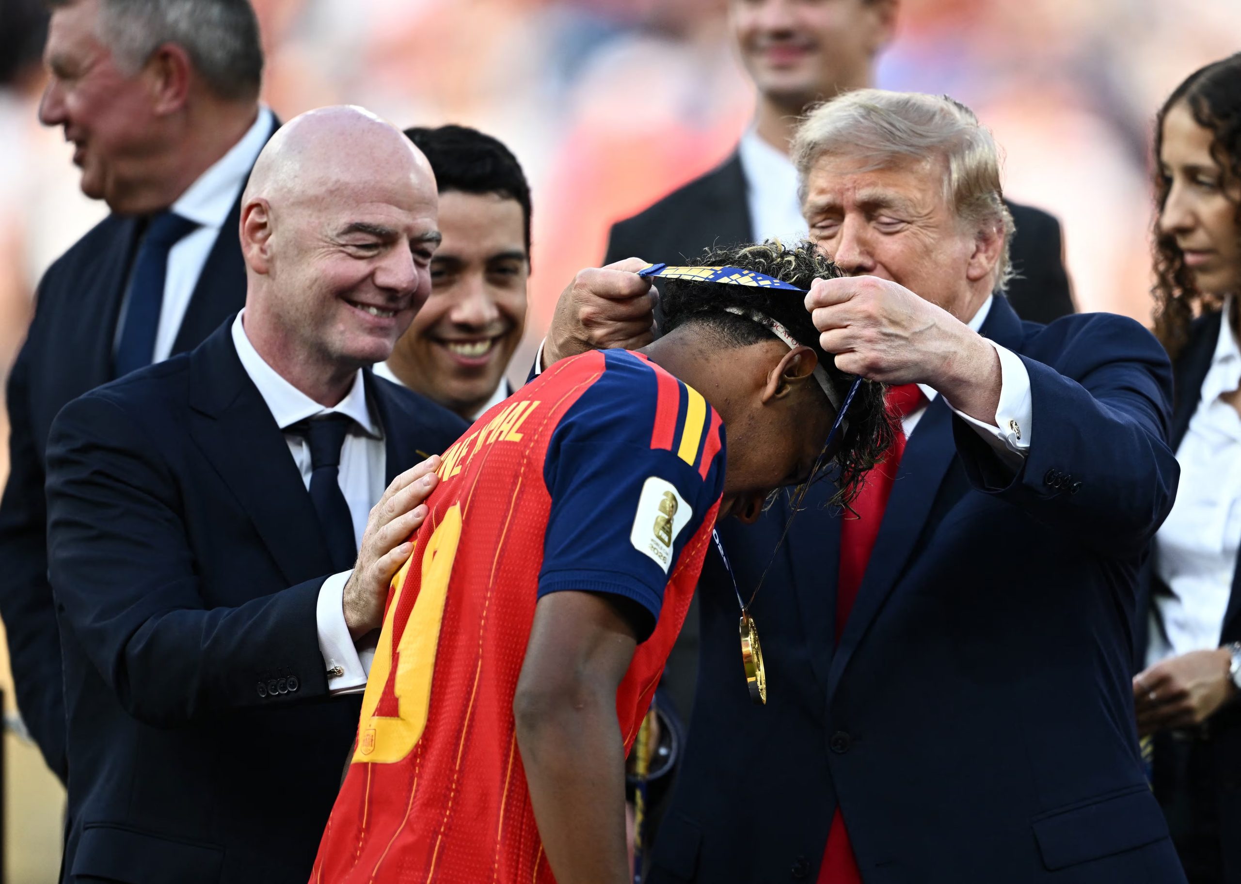 Lamine Yamal, de España, recibe su medalla de campeón del presidente de Estados Unidos, Donald Trump, mientras el presidente de la FIFA, Gianni Infantino, observa