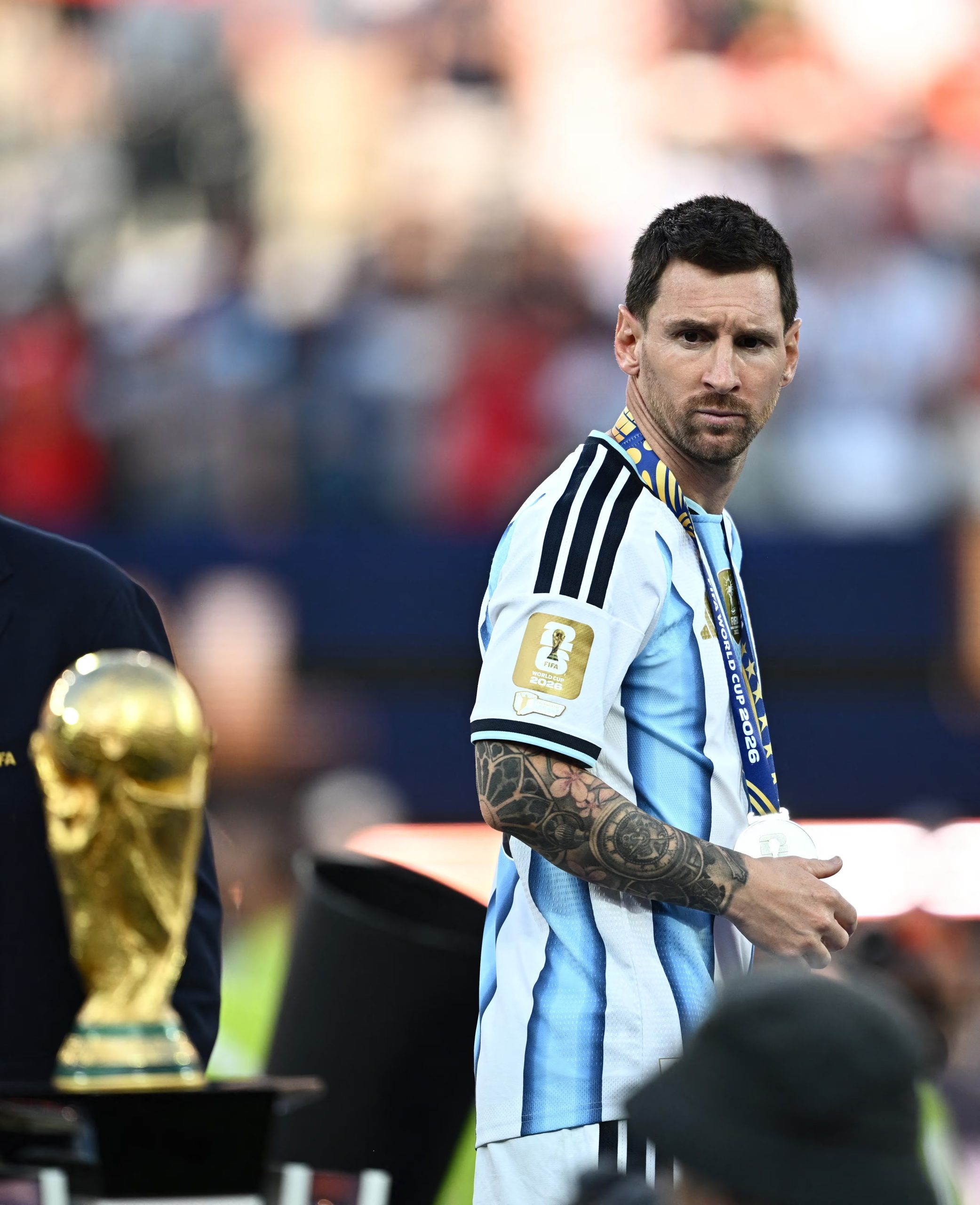El capitán albiceleste se retiró lentamente hacia el vestuario tras la premiación