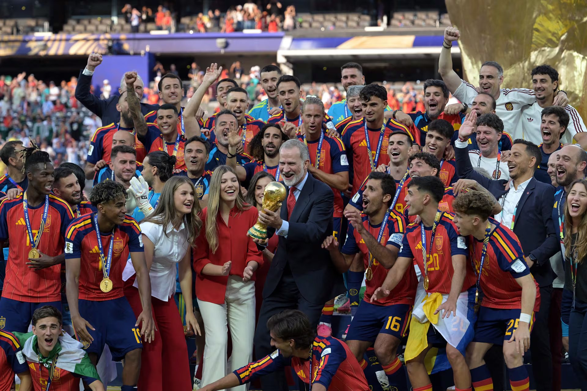 El rey Felipe VI de España levanta el trofeo rodeado por el delantero español Lamine Yamal , la princesa Leonor (3.ª por la izquierda), la princesa Sofía y la reina Letizia, tras la victoria de la selección española en la final del Mundial de Fútbol de 2026
