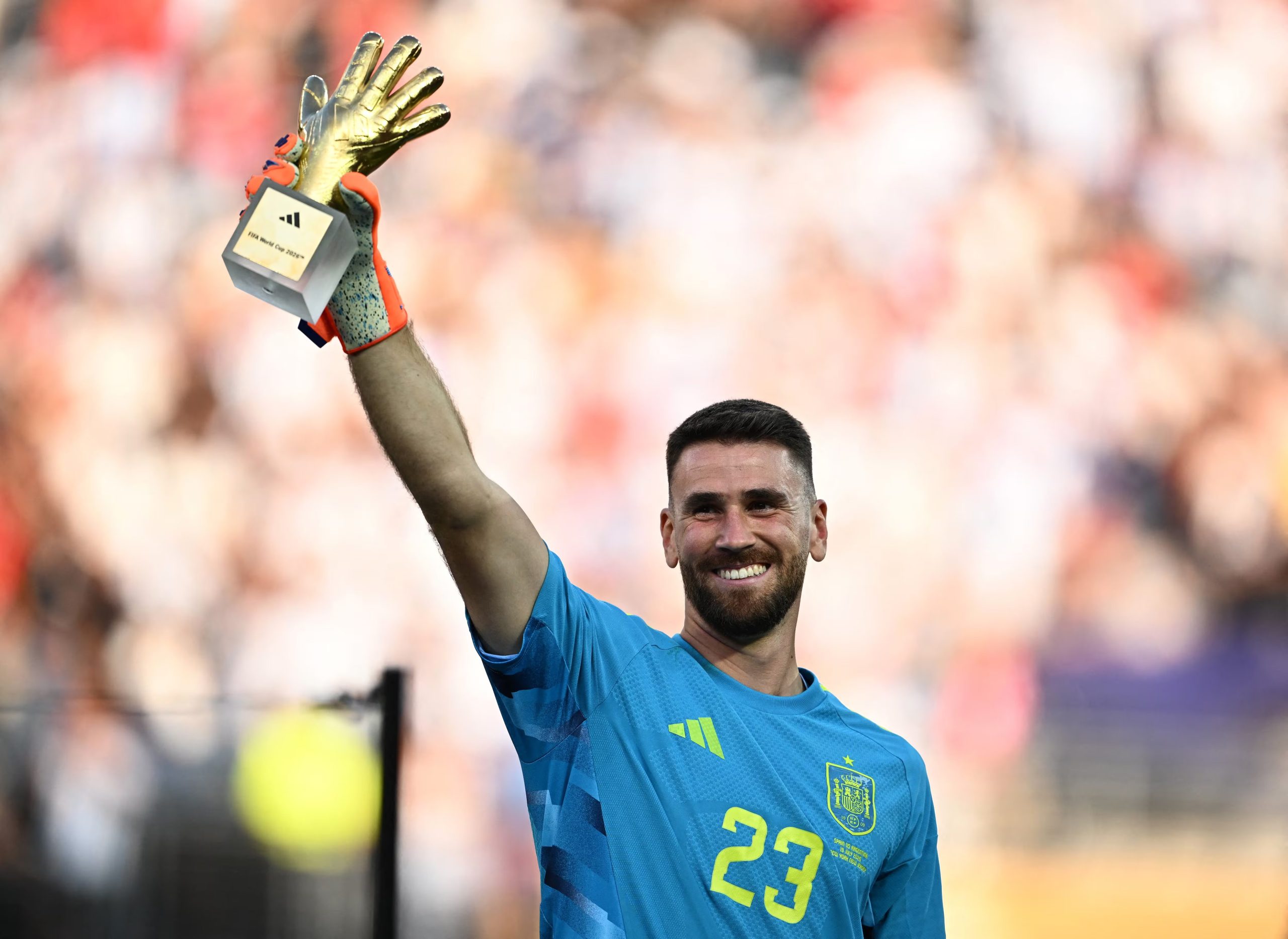 Unai Simón, de España, celebra tras recibir el Guante de Oro