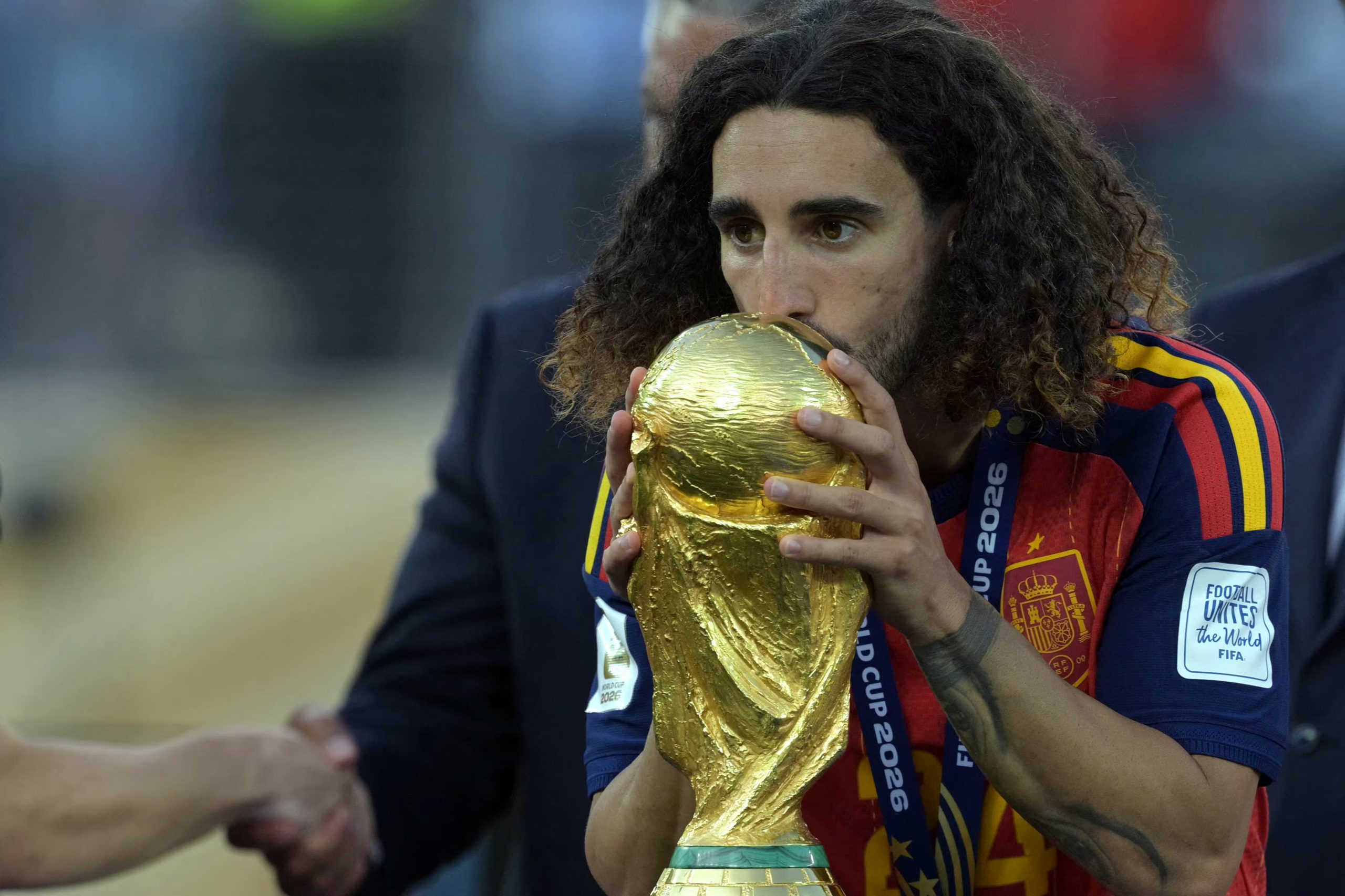 Marc Cucurella besa la copa