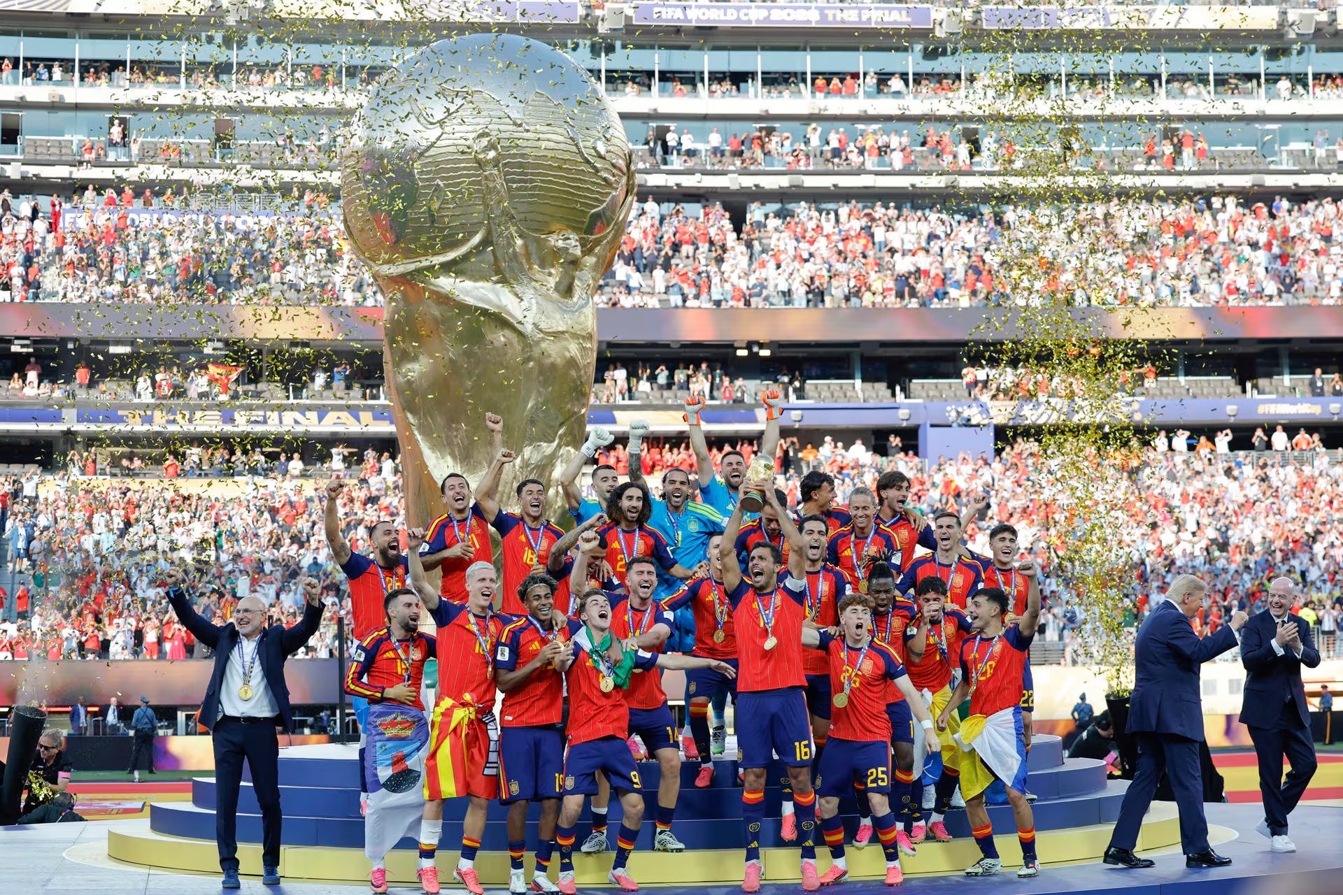 La selección española en pleno levanta la copa en el MetLife Stadium