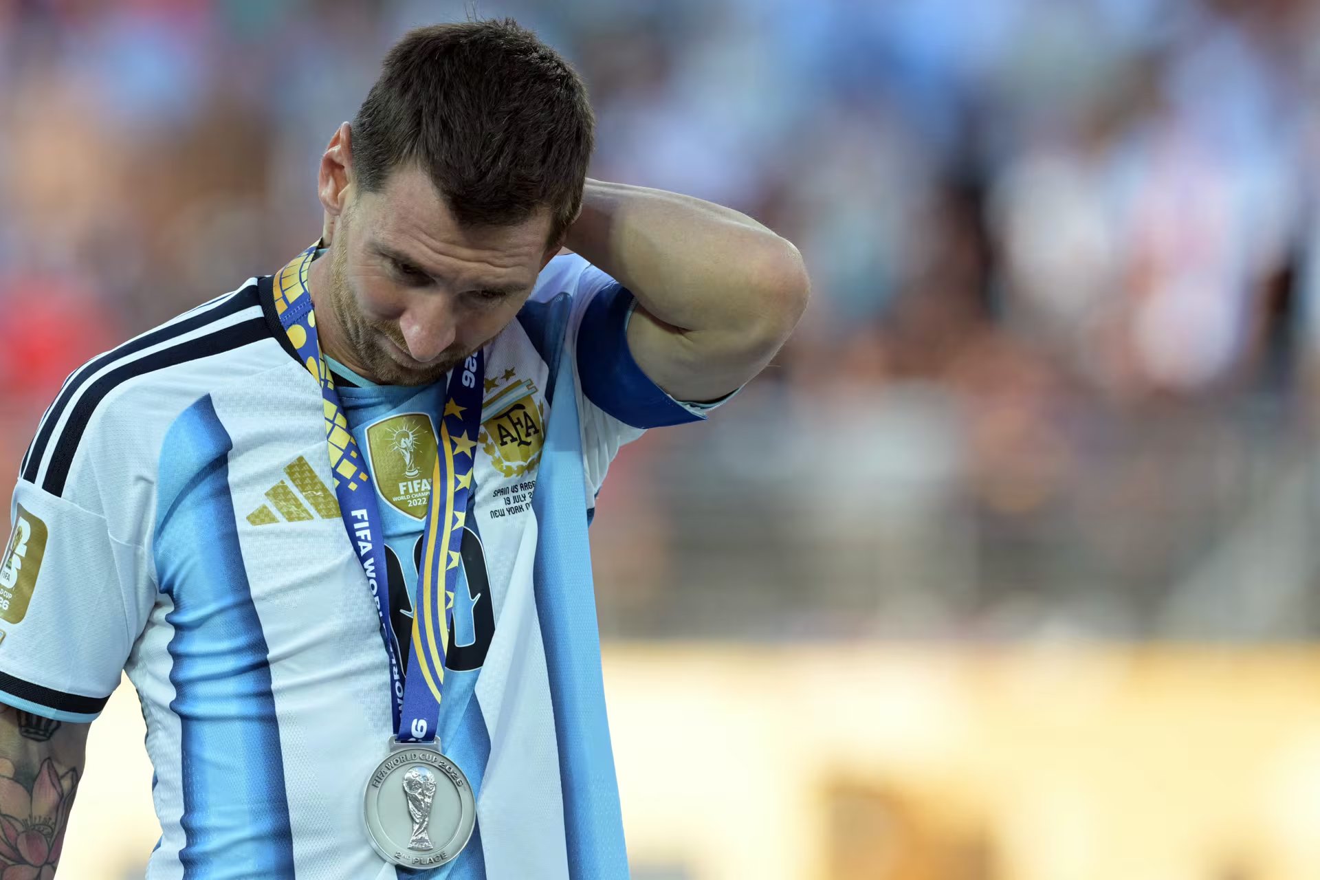 Messi se retira del campo de juego tras recibir la medalla como subcampeón del Mundo