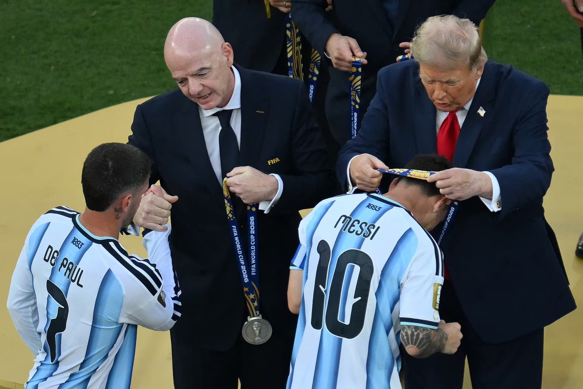 El presidente Trump junto a Infantino durante la ceremonia de clausura tras la final del Mundial entregan medallas a Messi y De Paul