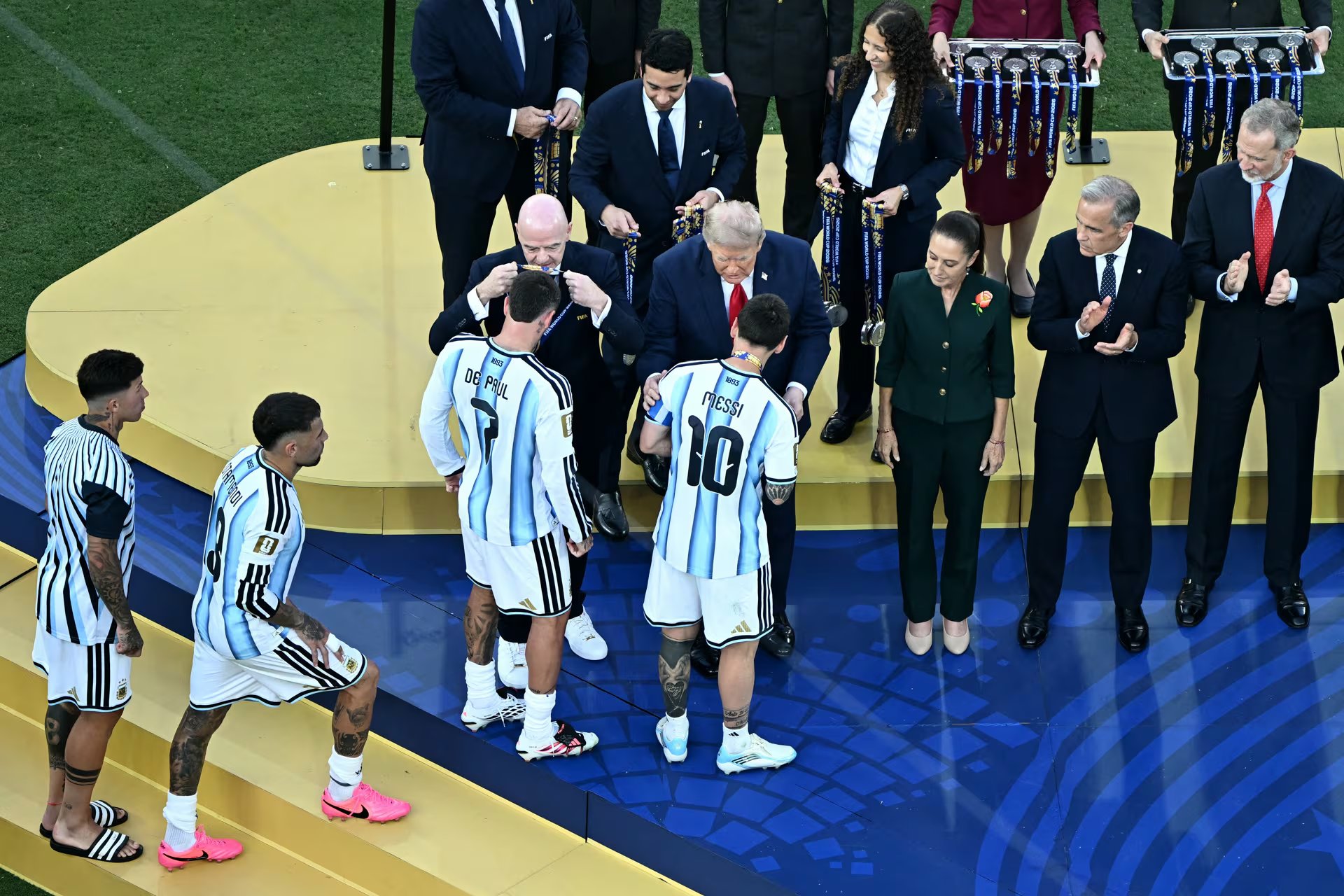 Parte del plantel argentino sube a recibir sus medallas de parte de las autoridades de los tres países organizadores del mundial y de la FIFA, junto al rey de España