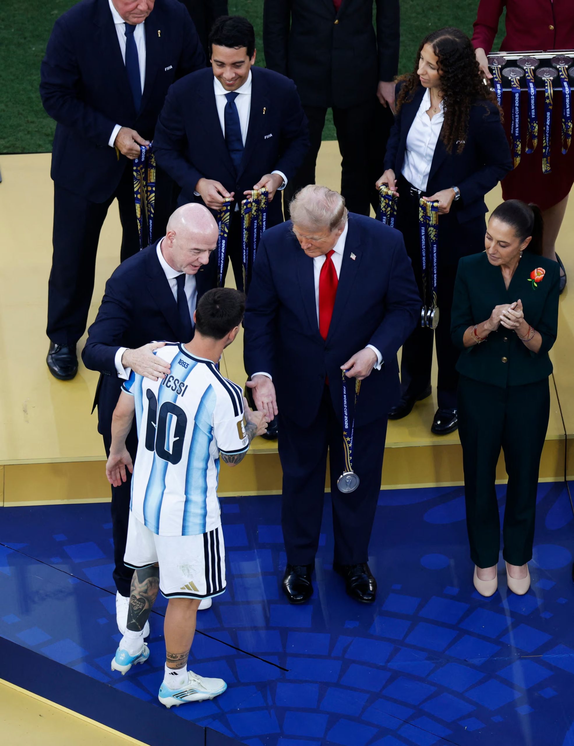 El capitán argentino recibe las felicitaciones de Trump, Infantino y Scheinmbaum