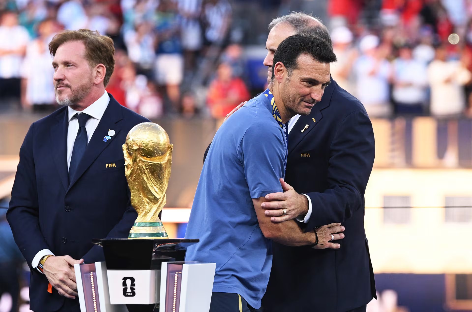 Lionel Scaloni, entrenador de Argentina, pasa junto al trofeo de campeón de la Copa Mundial de la FIFA tras recibir su medalla de subcampeón 