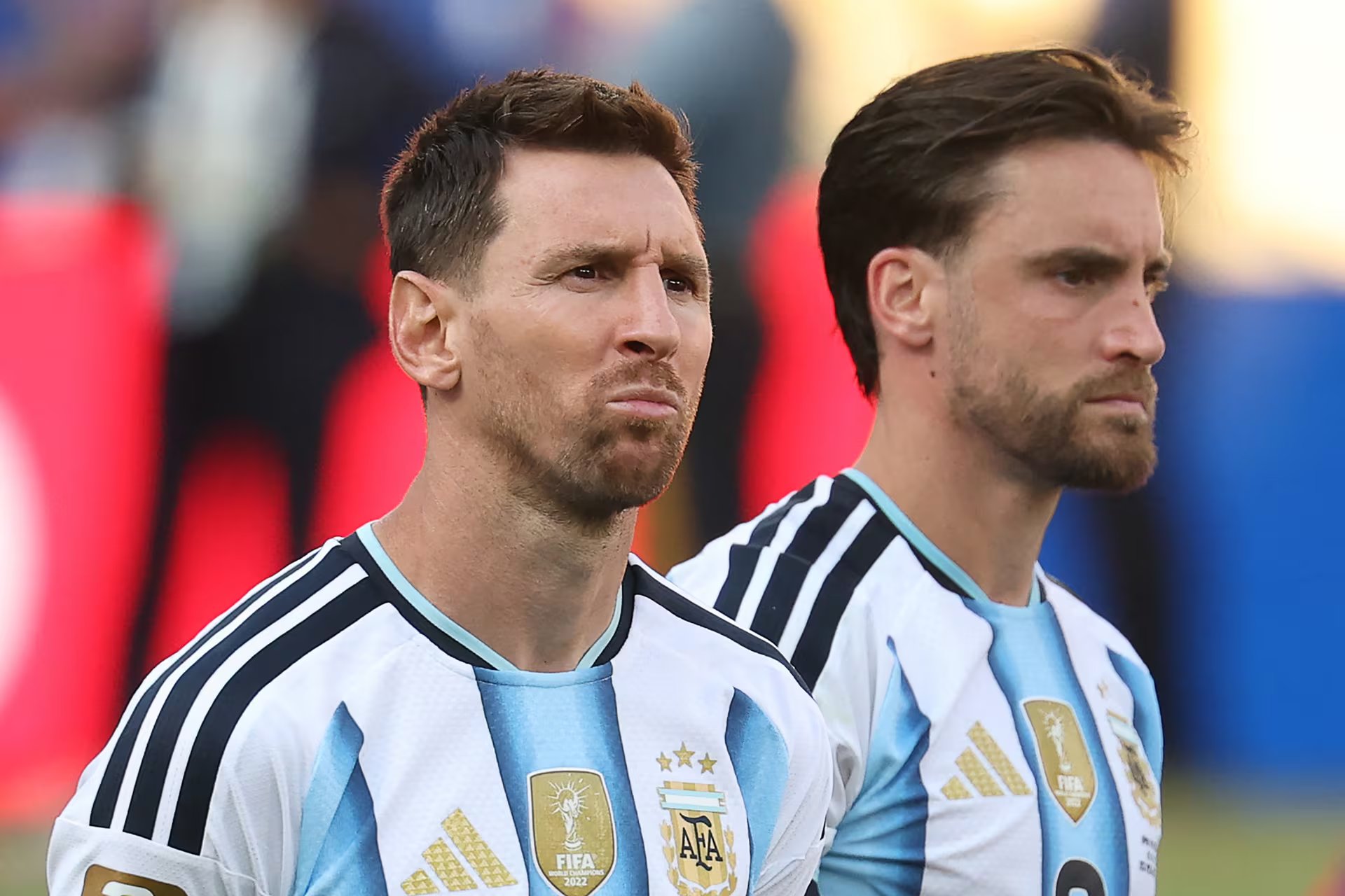 Messi y Tagliafico momentos antes de recibir la medalla