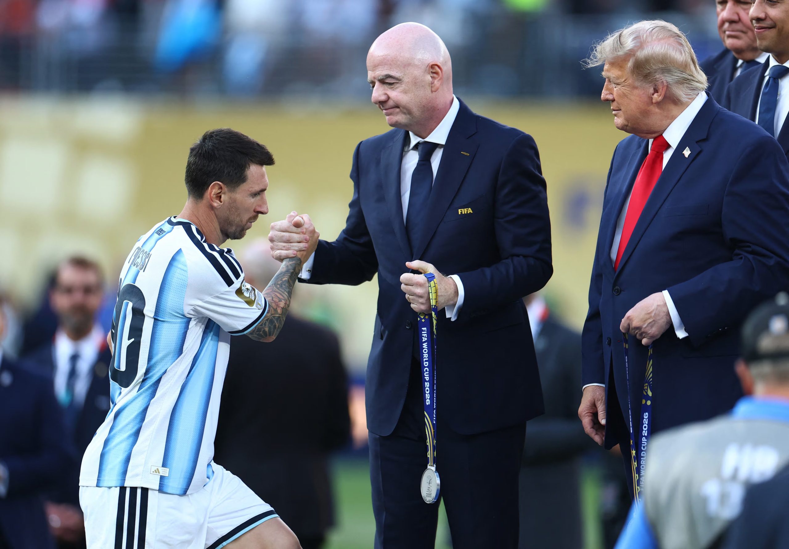 Messi sube a recibir la medalla