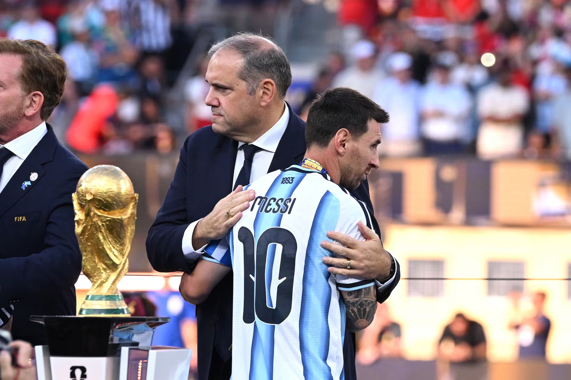El público argentino acompañó a Messi con cánticos de aliento