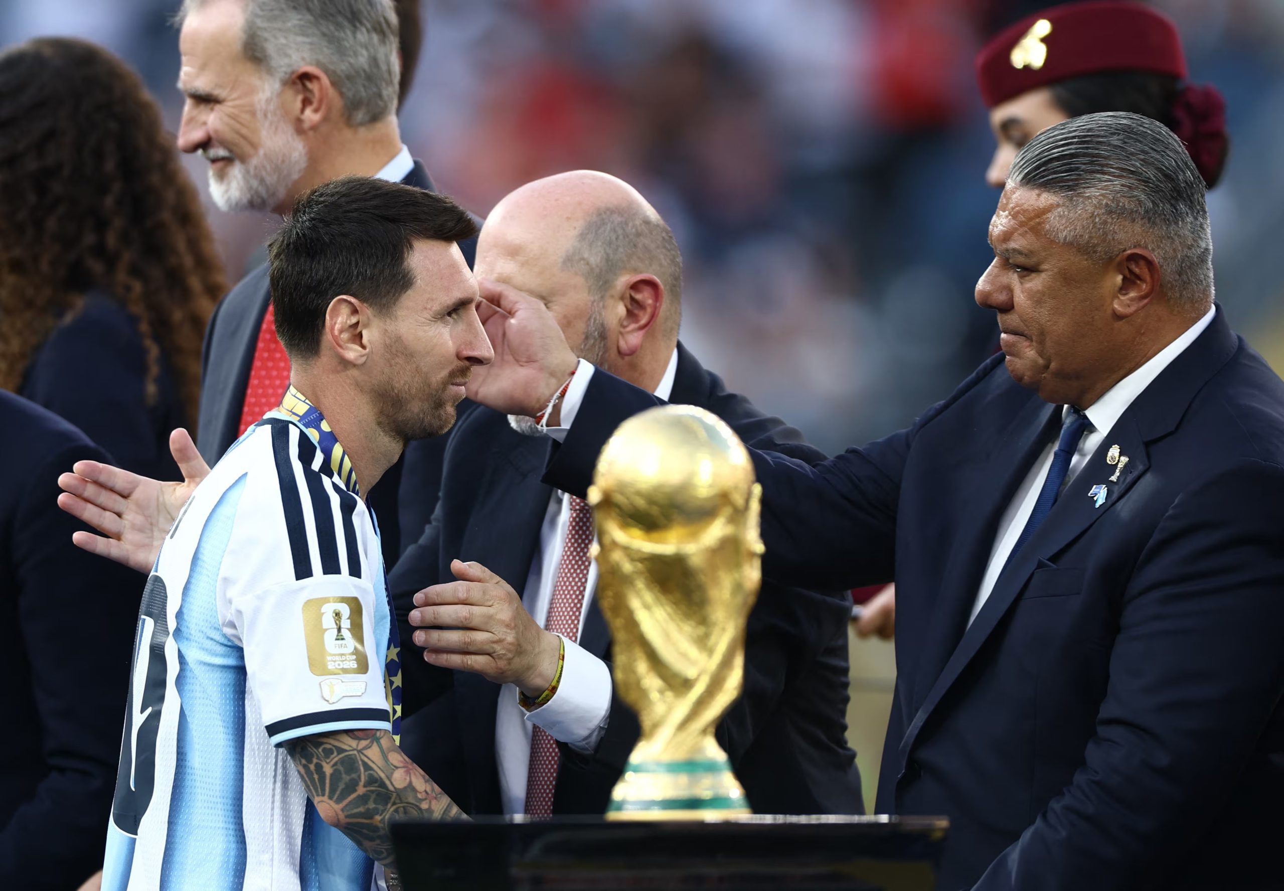 Messi recibe el saludo de Claudio Tapia