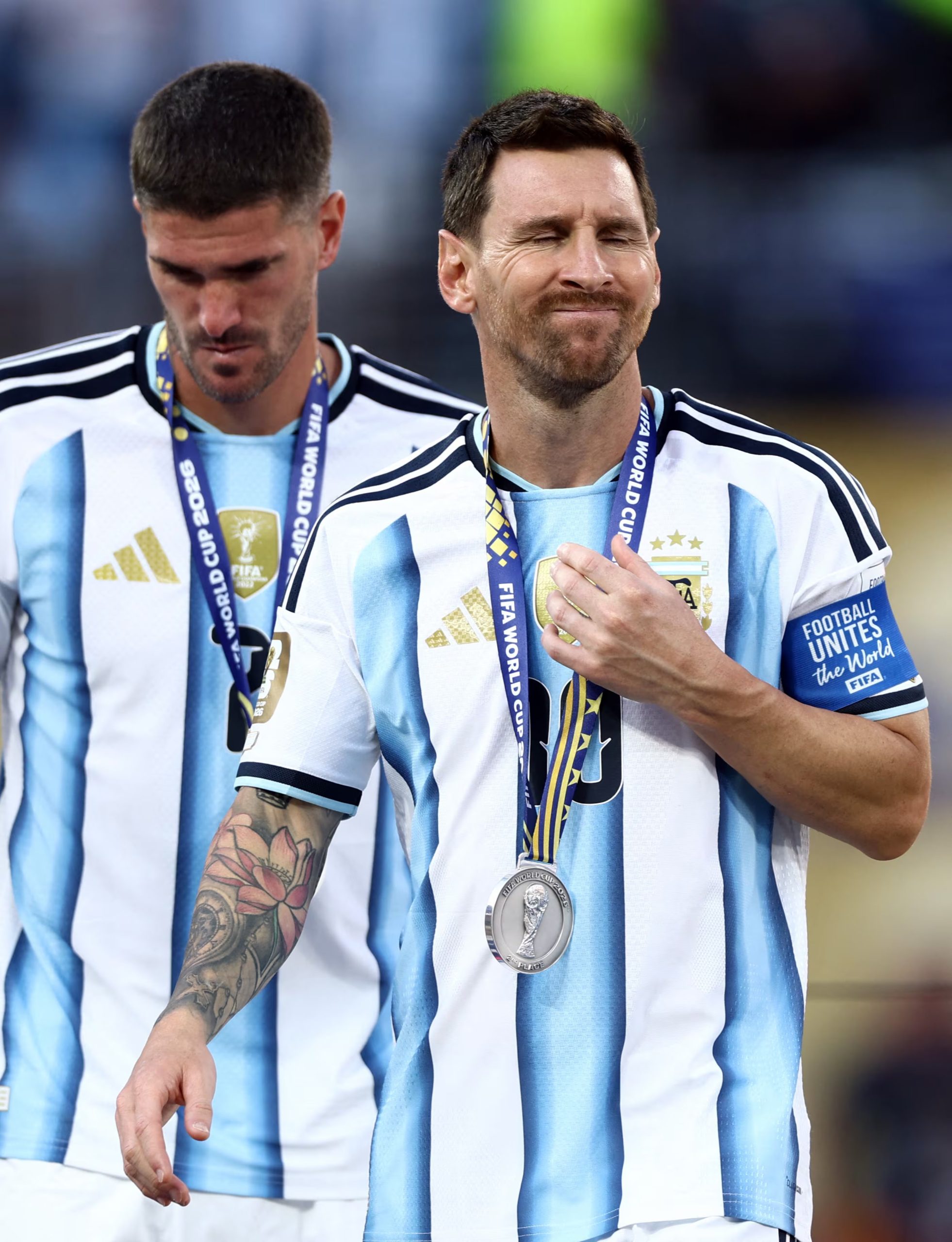 Messi secundado por su compañero y amigo, Rodrigo De Paul