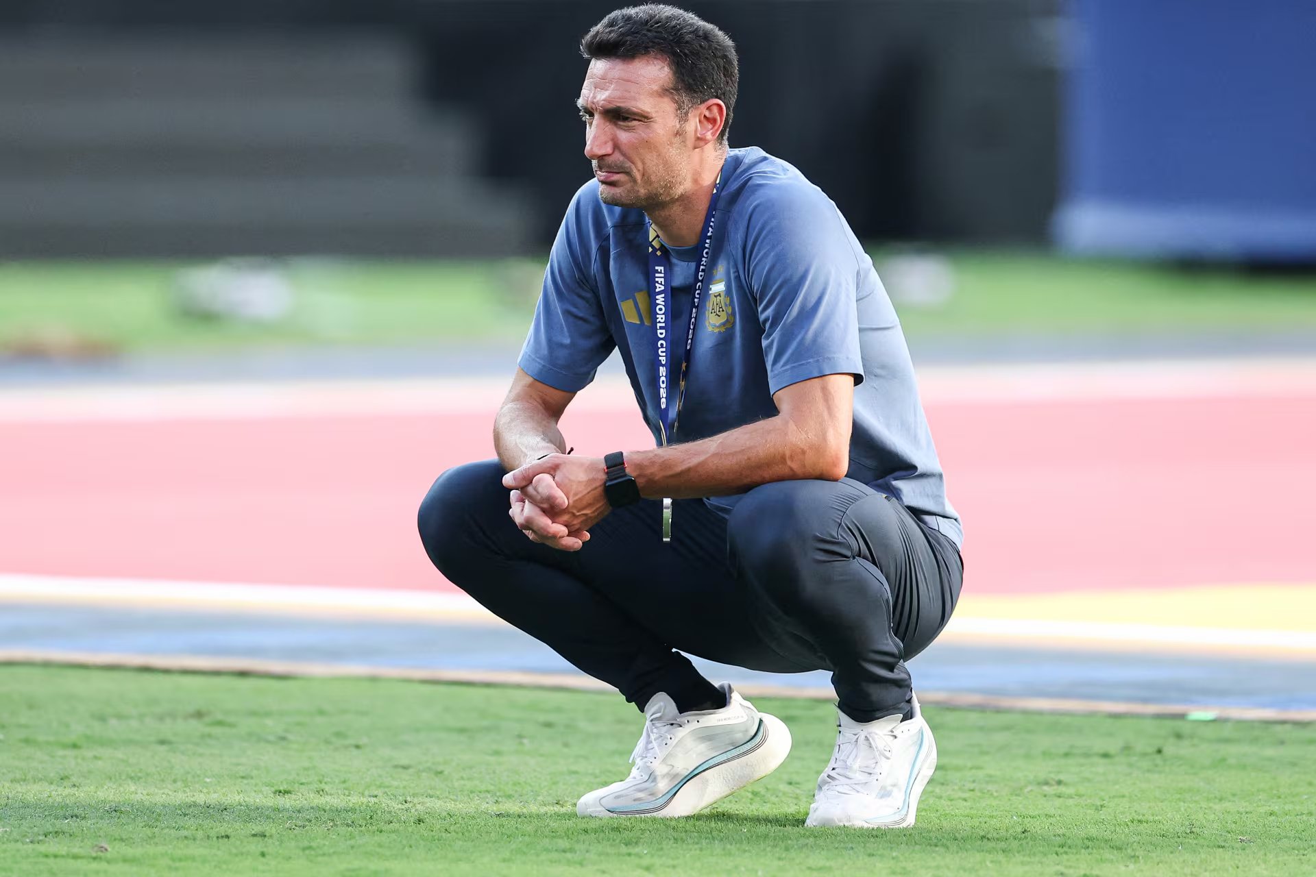 El llanto también embargó al entrenador, Lionel Scaloni