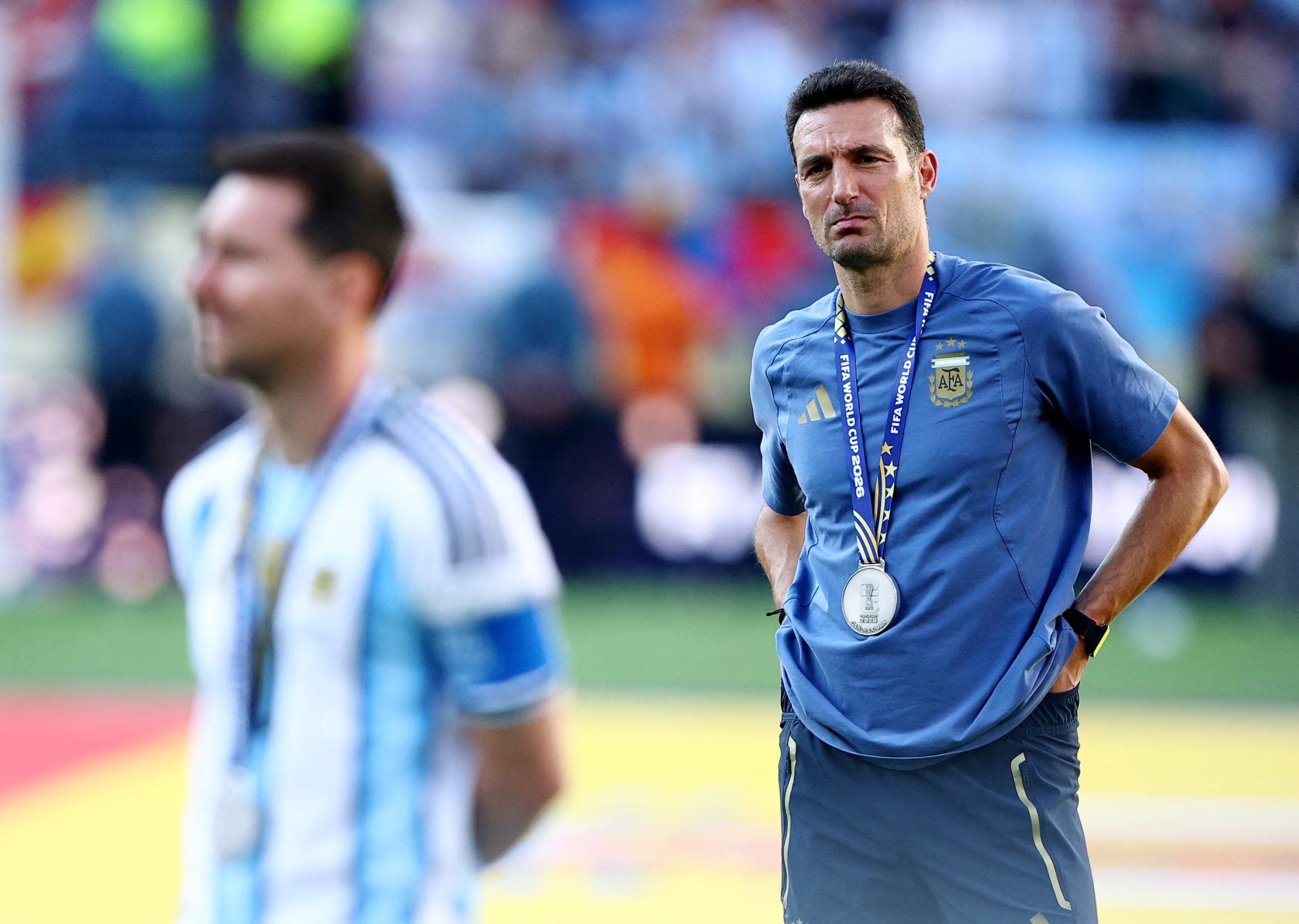 Messi y Scaloni momentos antes de retirarse al vestuario
