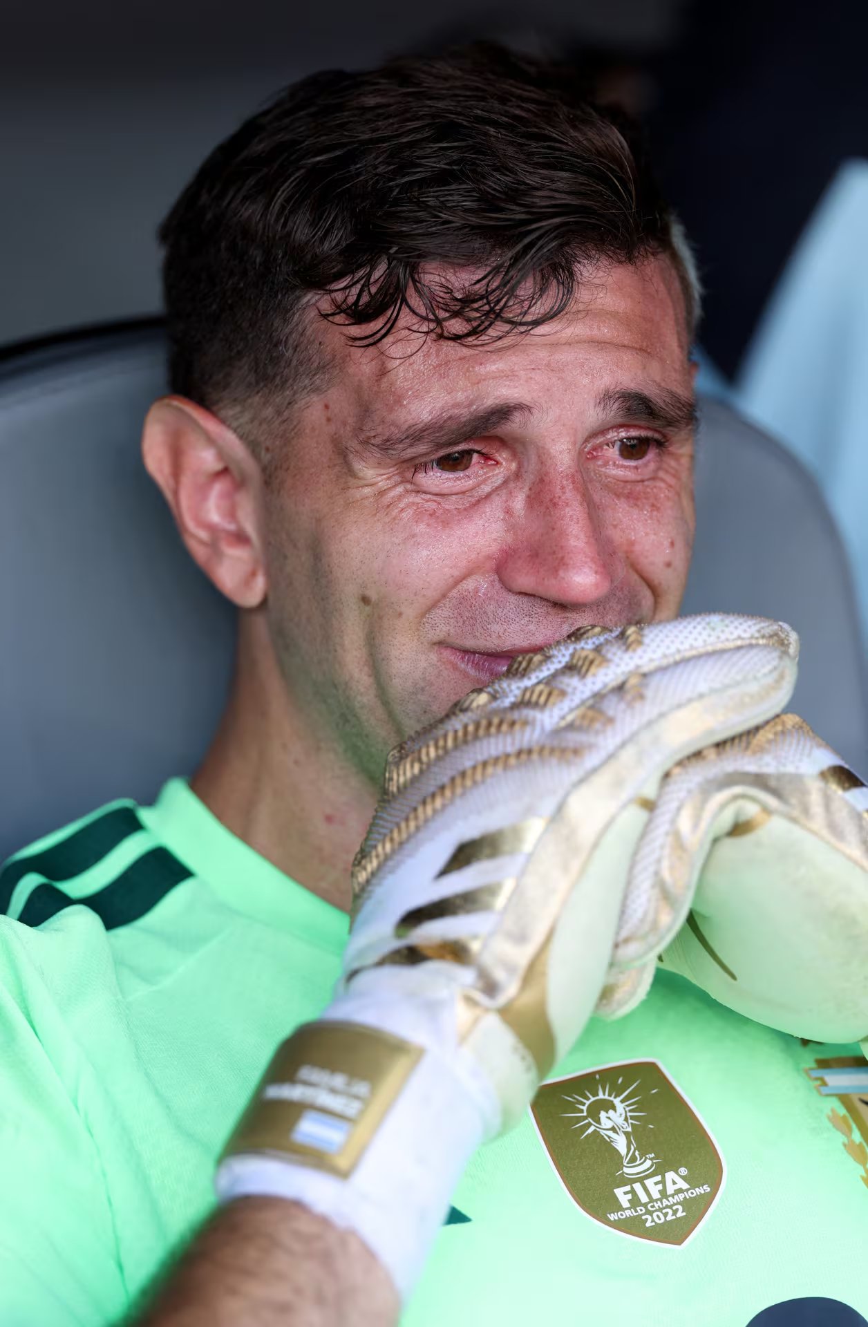 Dibu Martínez tampoco pudo contener las lágrimas y lloró sentado en el banco de suplentes