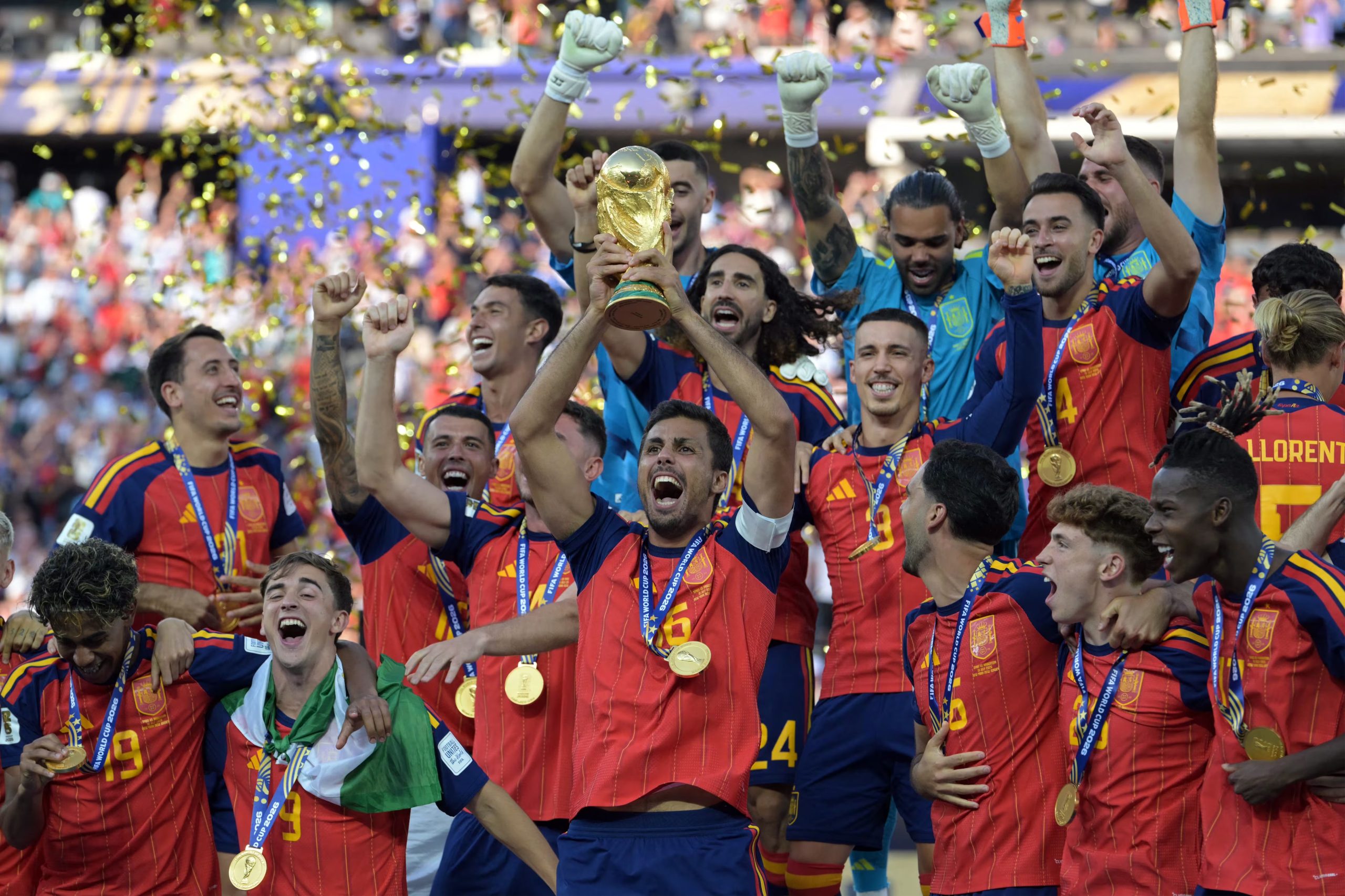 El centrocampista español Rodri, número 16, levanta el trofeo junto a sus compañeros tras ganar la final del Mundial de Fútbol de 2026
