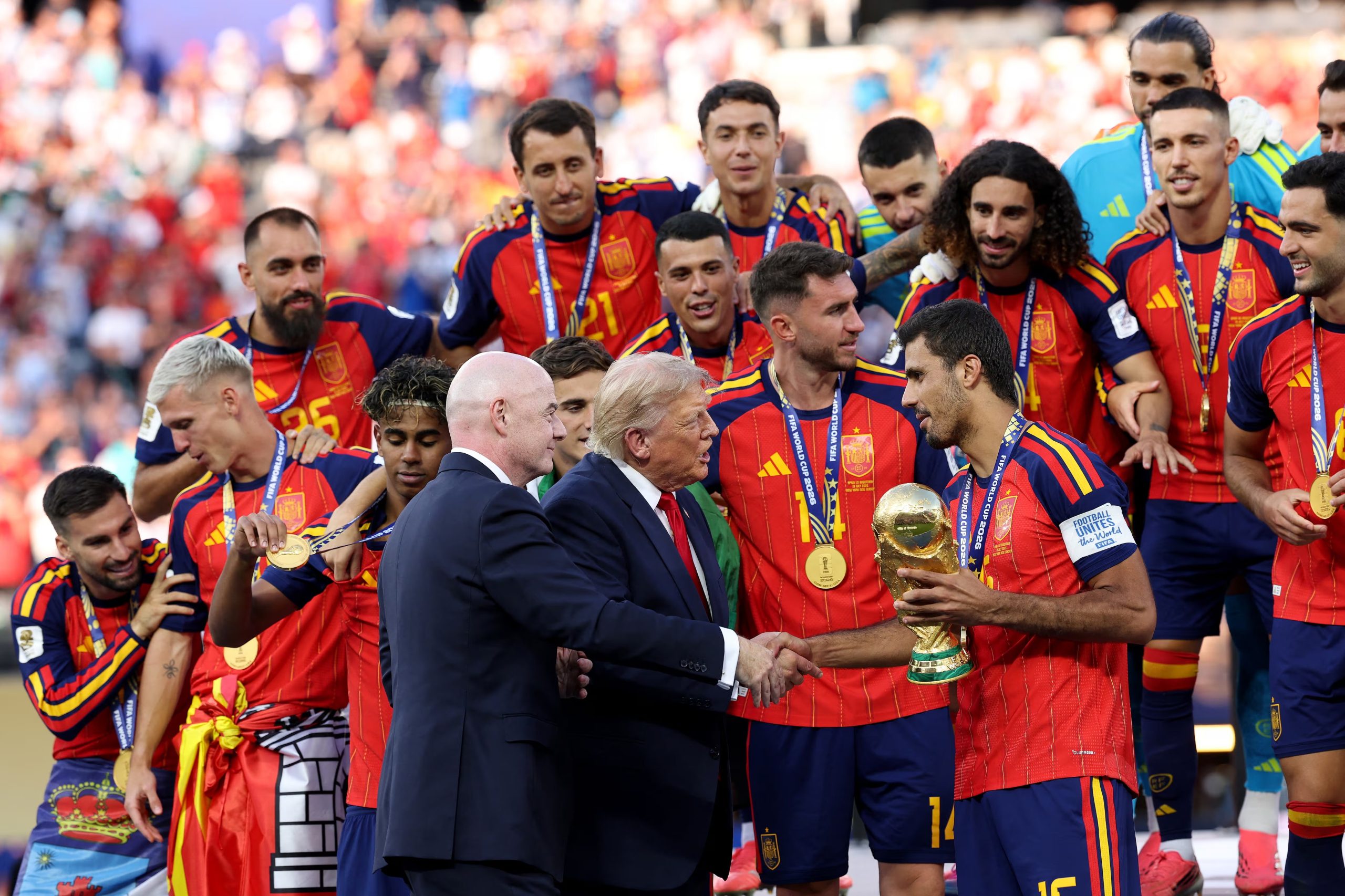Rodri recibe el trofeo de Campeón Mundial de la FIFA de manos del presidente de Estados Unidos, Donald Trump, y del presidente de la FIFA, Gianni Infantino
