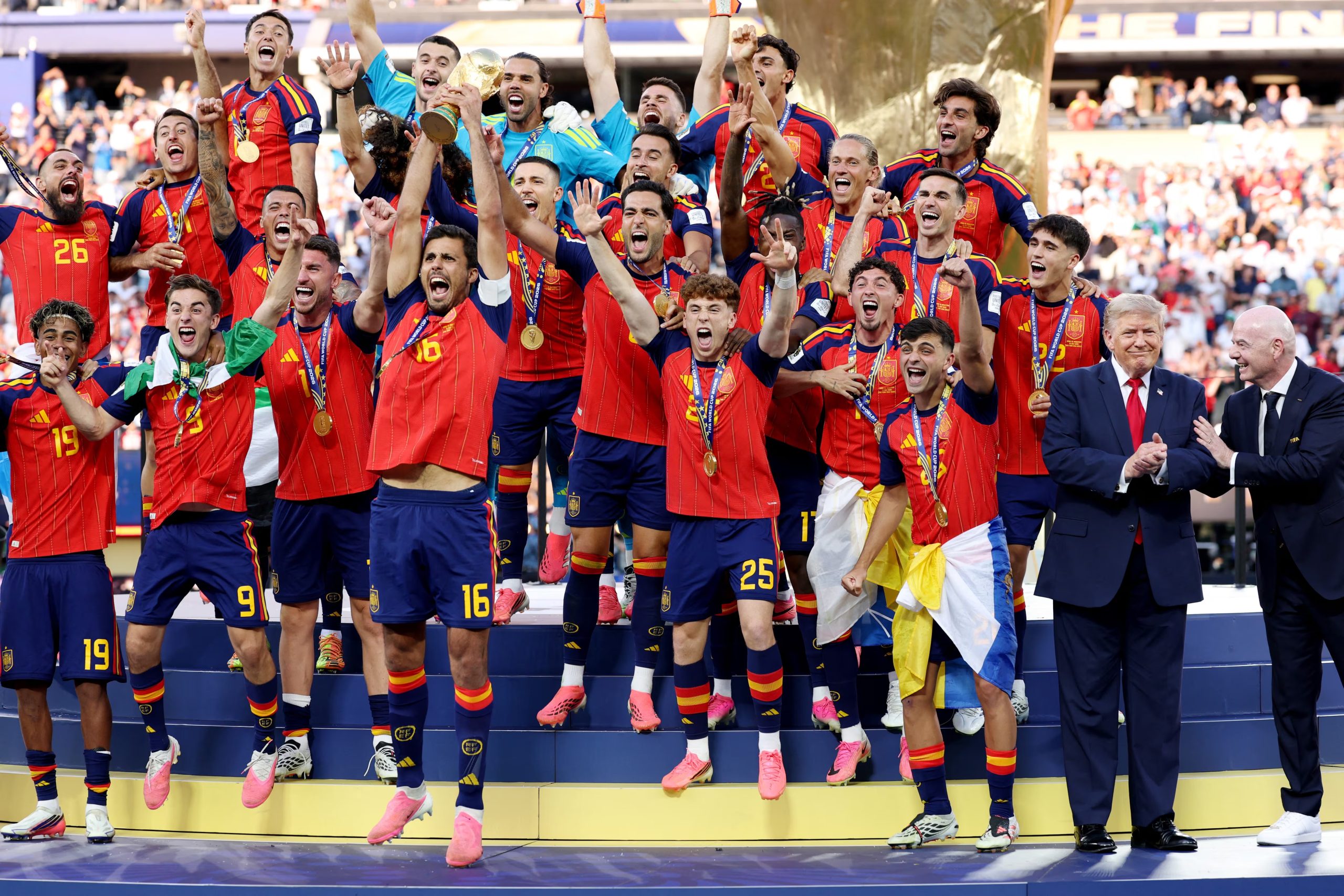 Rodri levanta el trofeo de Campeón Mundial de la FIFA junto al presidente de Estados Unidos, Donald Trump, y el presidente de la FIFA, Gianni Infantino, tras la victoria de su equipo en la final de la Copa Mundial de la FIFA 2026 